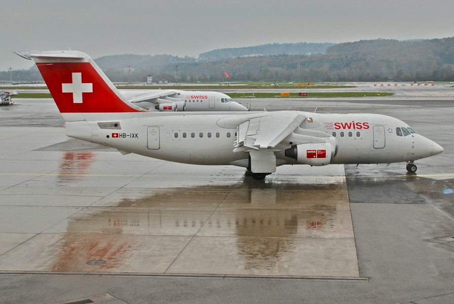 Swiss Avro RJ 85, HB-IXK@ZRH,11.11.2006-438am - Flickr - Aero Icarus