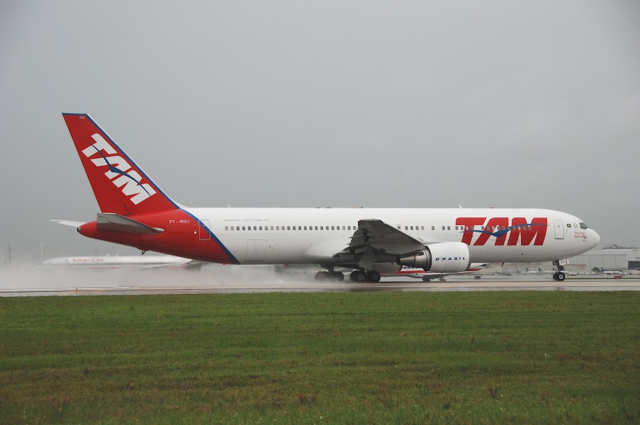 TAM Boeing 767-300; PT-MSU@MIA;17.10.2011 626aq (6446597647)