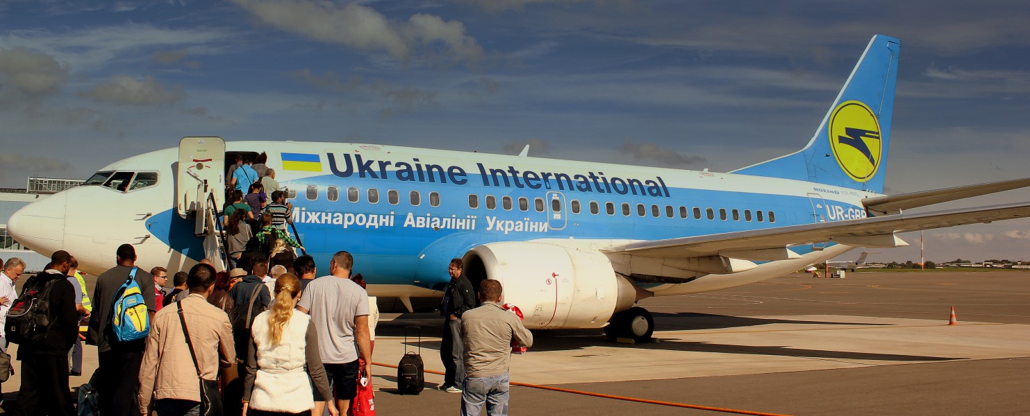 UKRAINE INTERNATIONAL FLIGHT BOEING 737-500 UR-GBB AT VILLINUS LITHUANIA BOARDING FOR KIEV UKRAINE SEP 2013 (9851713266)