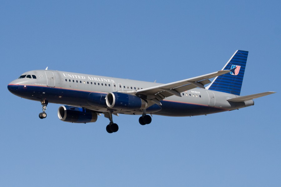 United Airlines Airbus A320 (N416UA) landing at San Jose International Airport