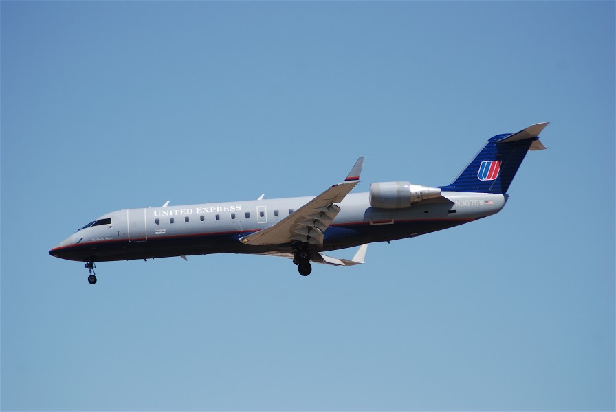 United Express Canadair CRJ-200; N907SW@LAX;18.04.2007 463ld (4270365501)