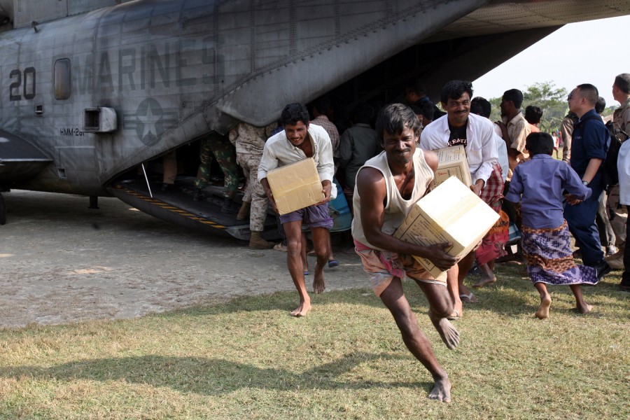 US Navy 071201-M-7696M-218 Bangladeshi locals off-load food and supplies from a CH-53E Super Stallion from the 22nd Marine Expeditionary Unit (MEU)