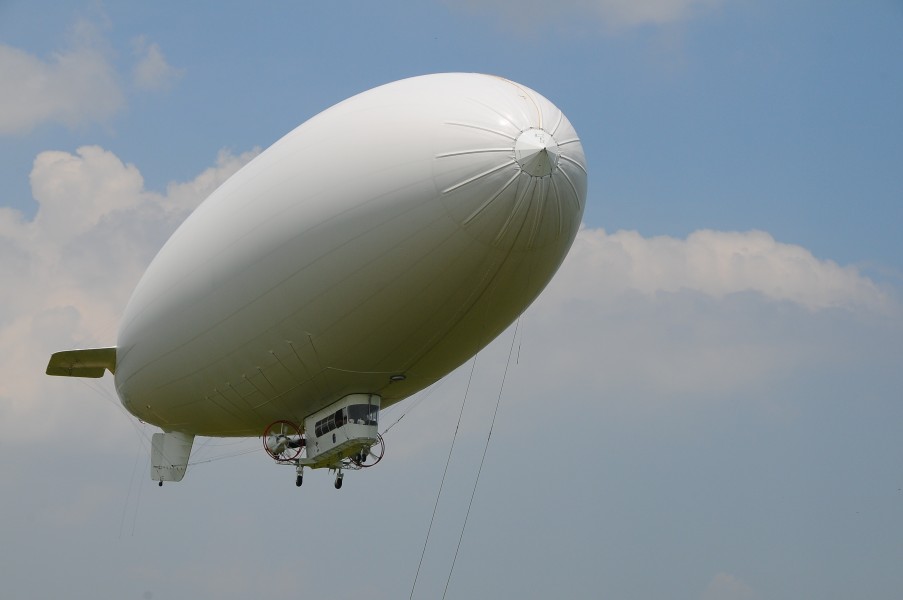 US Navy 100712-G-2210R-043 Coast Guard uses blimp in Gulf of Mexico