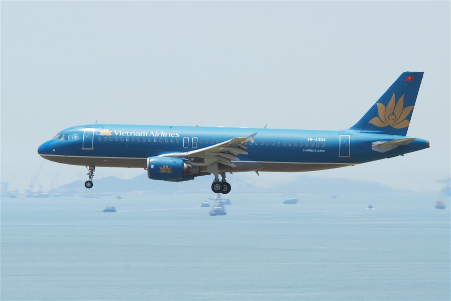 Vietnam Airlines Airbus A320-214; VN-A303@HKG;04.08.2011 615of (6207927274)