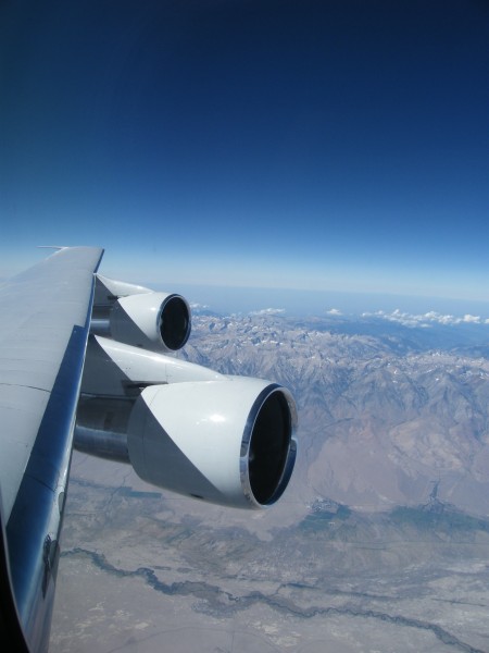 View over SOFIAs left wing to the horizon