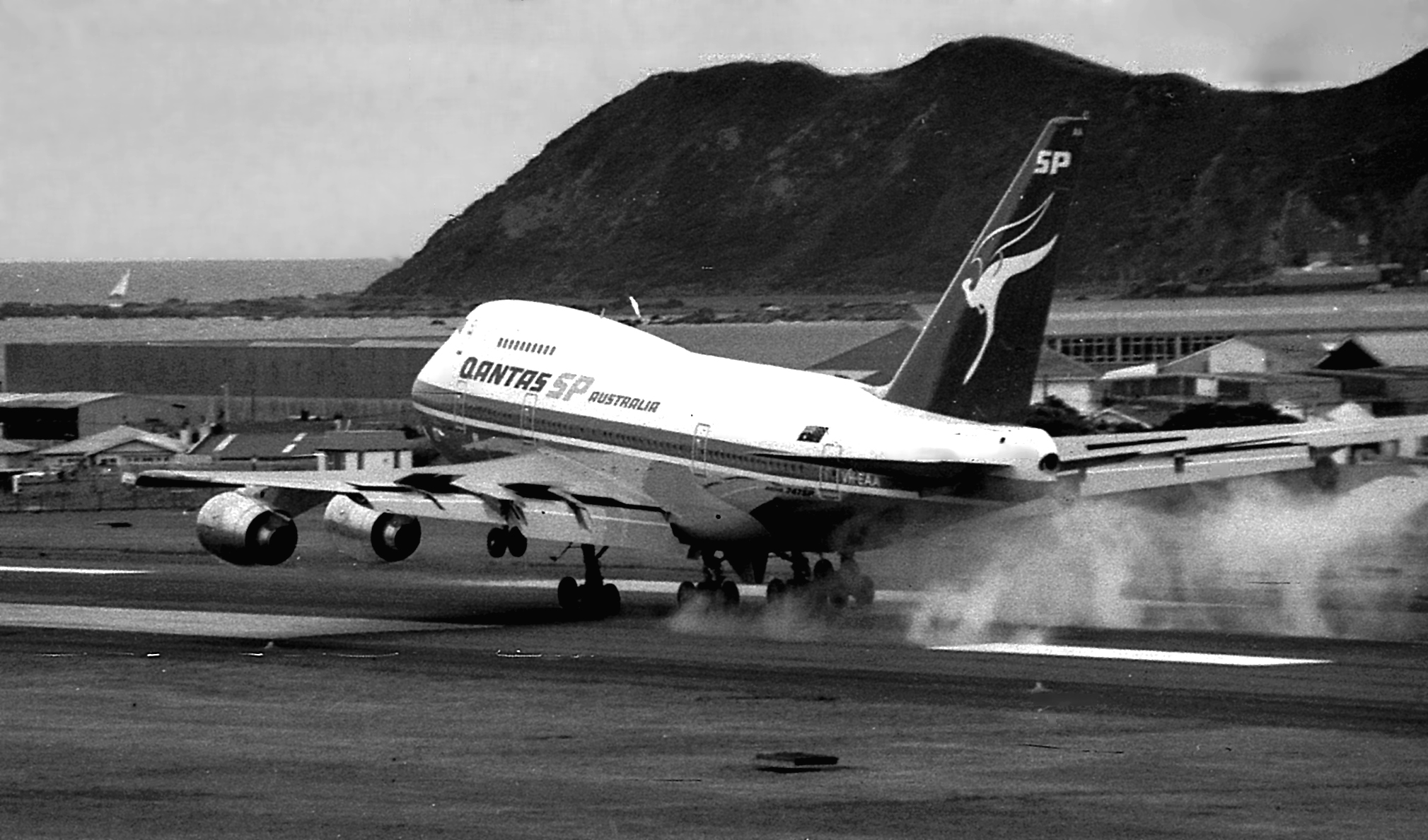 QANTAS 747SP touches down in Wellington