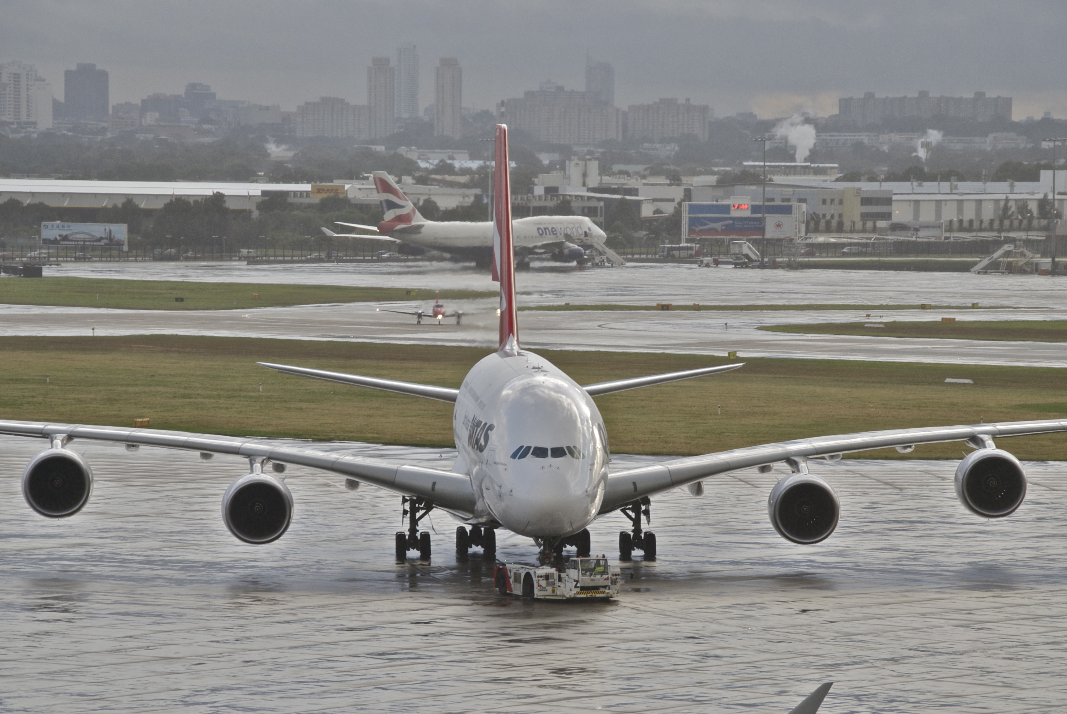 Qantas Airbus A380-842; VH-OQA@SYD;06.07.2012 661bh (7744453660)