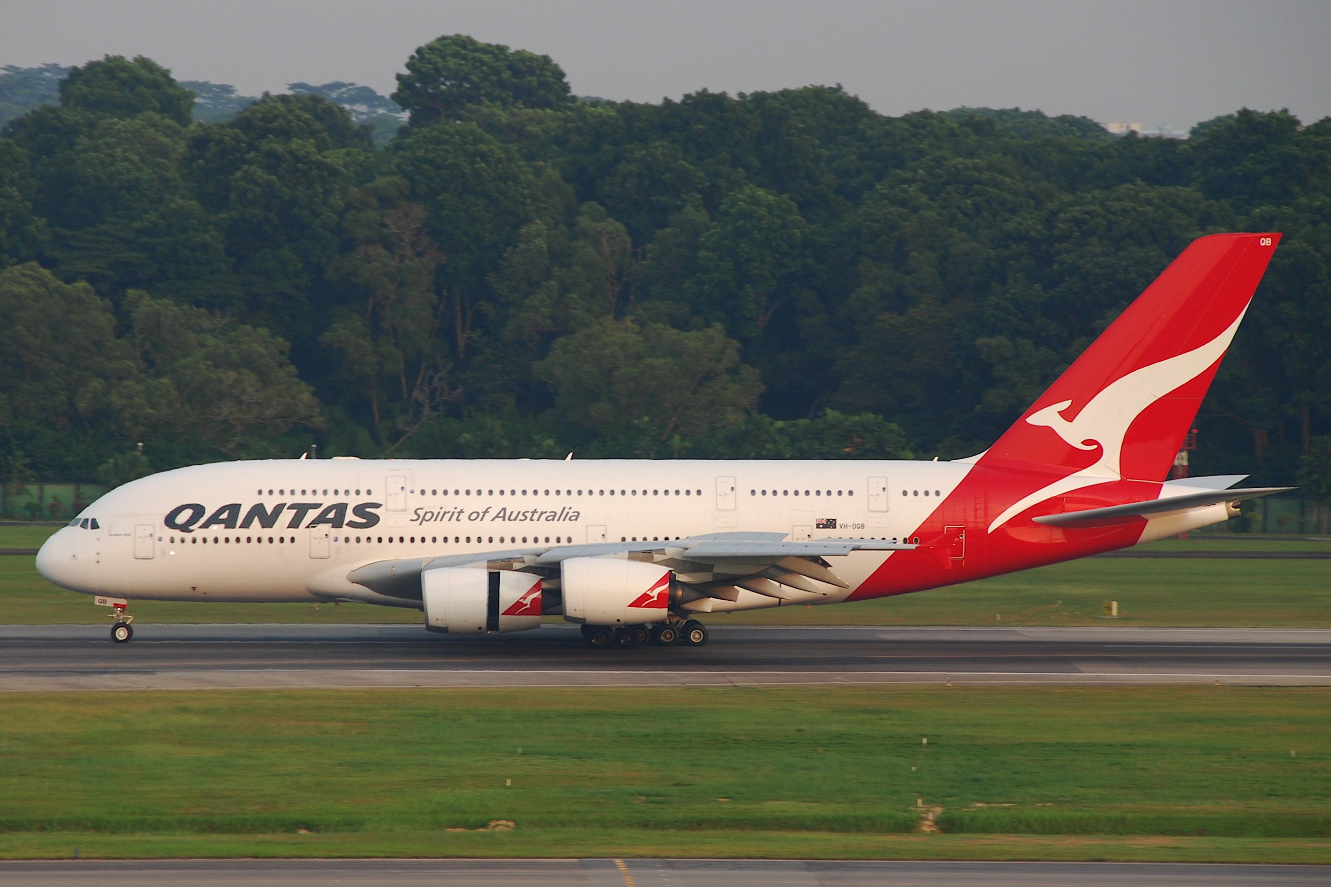 Qantas Airbus A380-842; VH-OQB@SIN;07.08.2011 617bn (6069490242)
