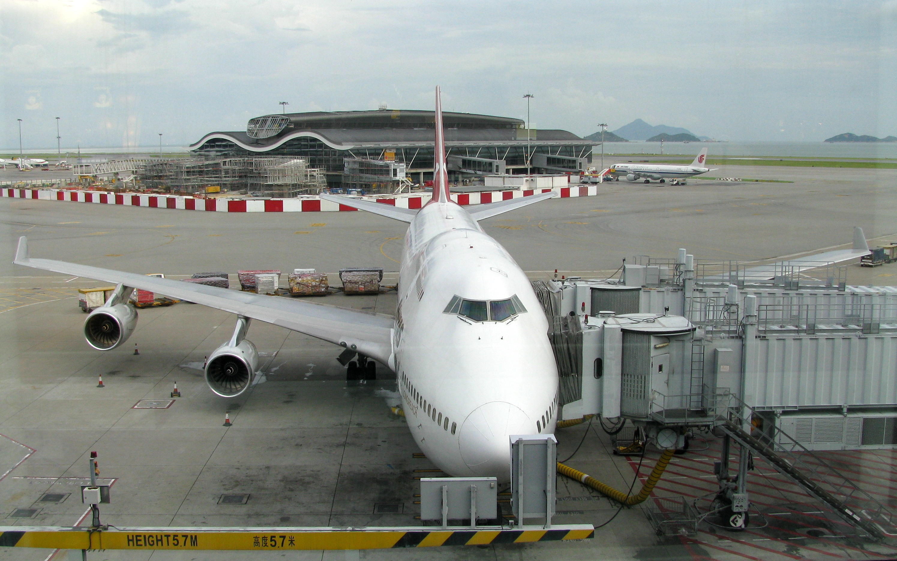 Qantas jumbo in Hong Kong (3980697511)