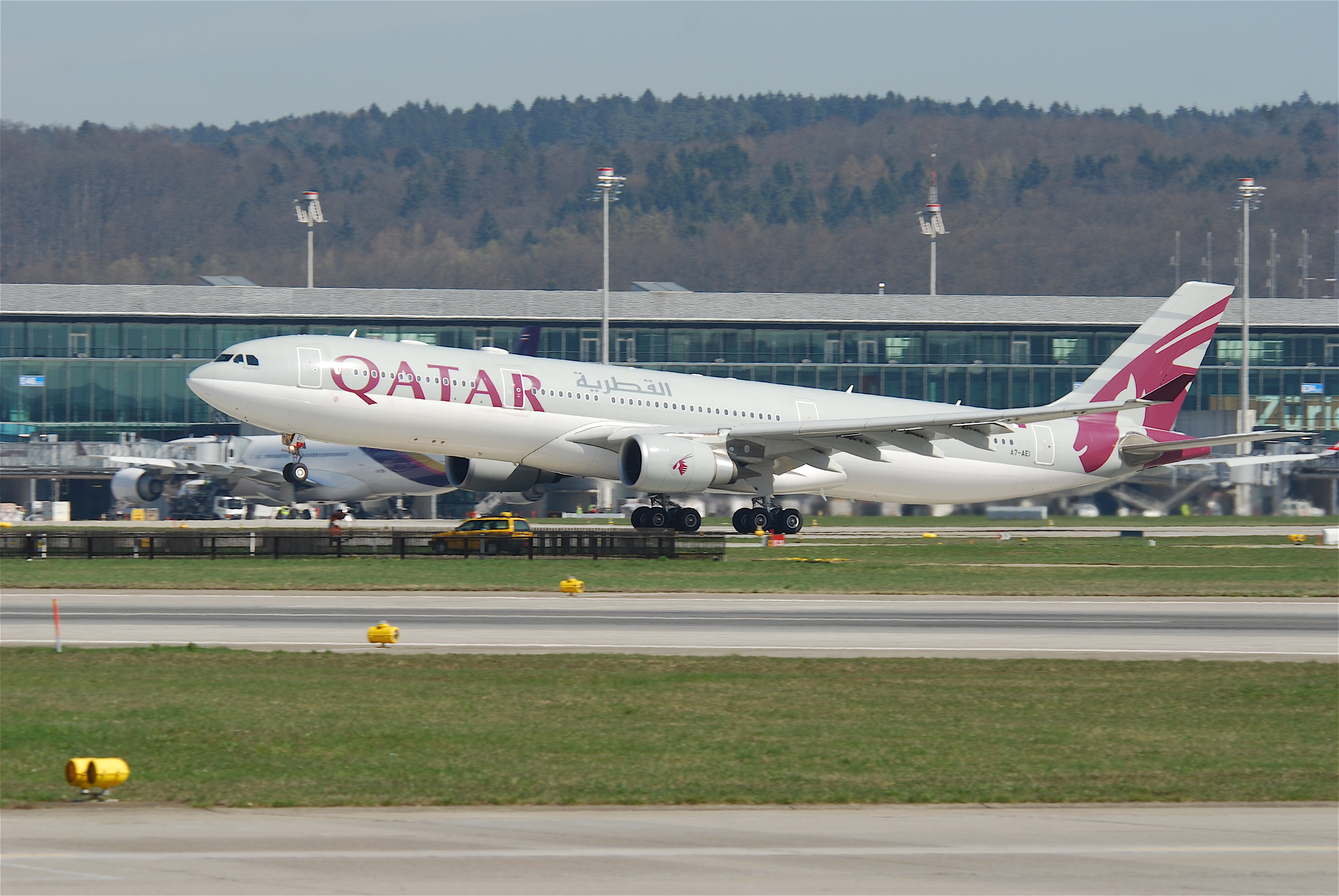 Qatar Airways Airbus A330-300; A7-AEI@ZRH;07.04.2010 570dm (4500018669)