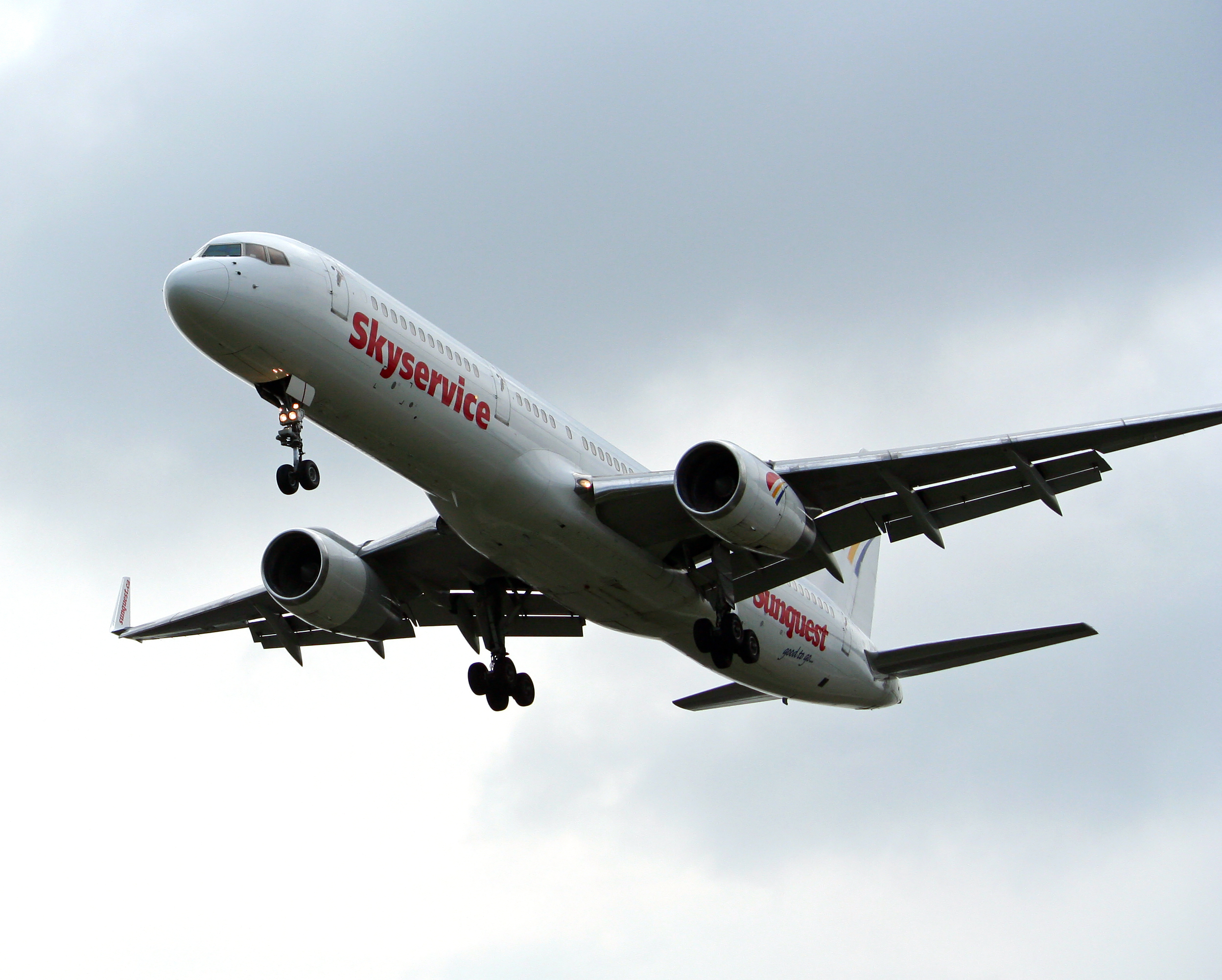 Skyservice B757