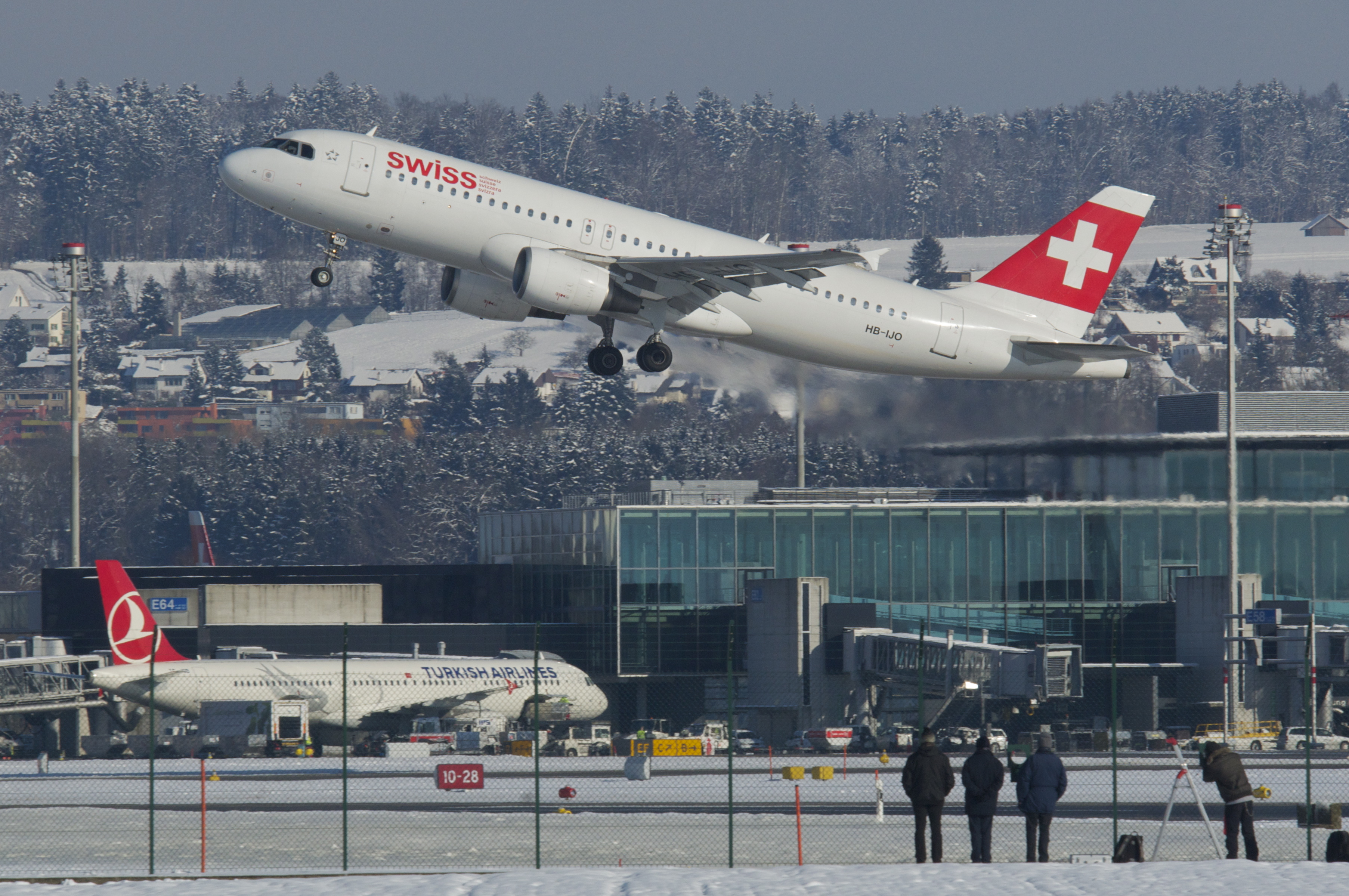 Swiss Airbus A320-214; HB-IJO@ZRH;10.02.2013 692at (8460906841)