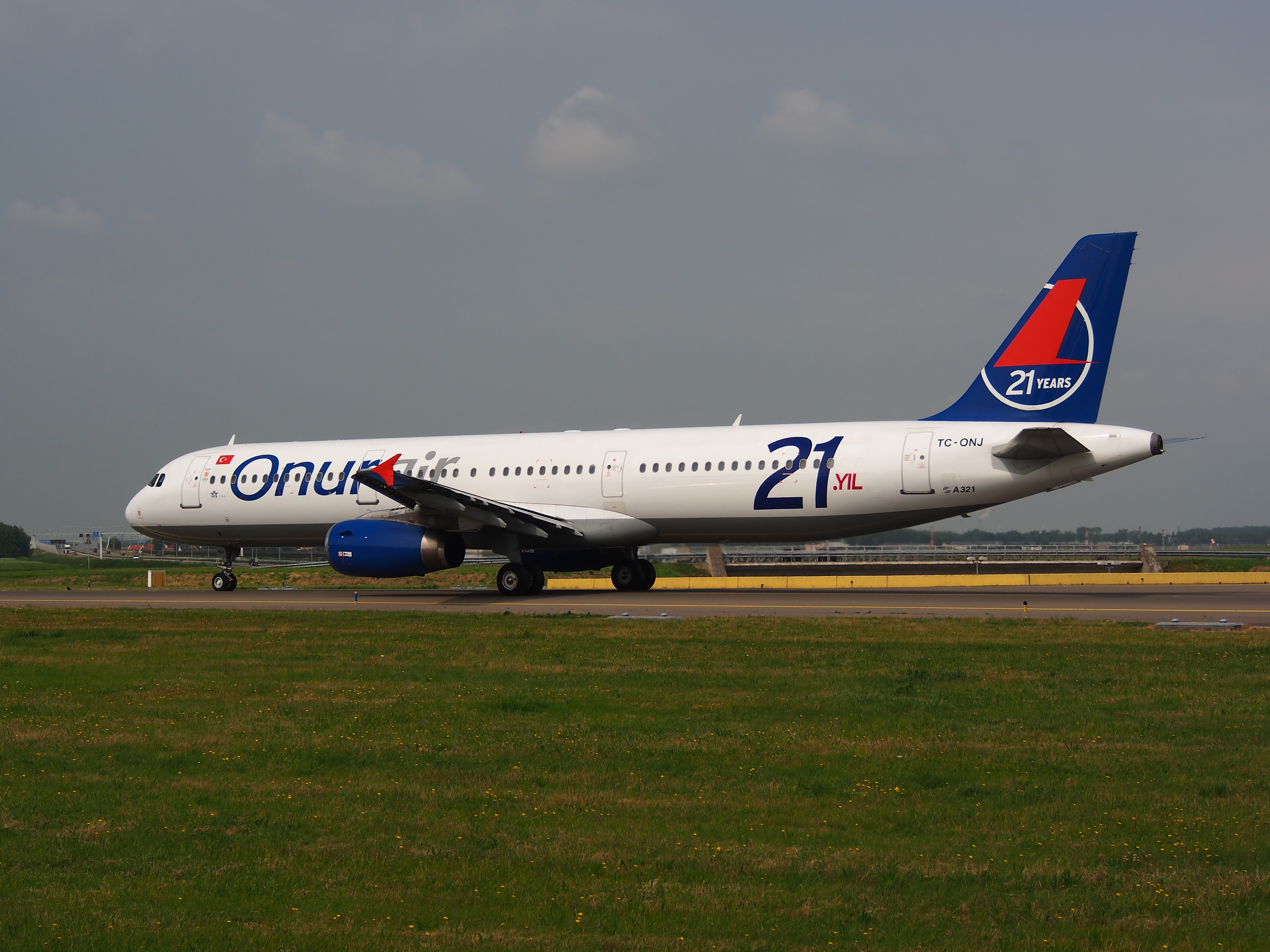 TC-ONJ Onur Air Airbus A321-131 - cn 385 taxiing 14july2013 pic-005