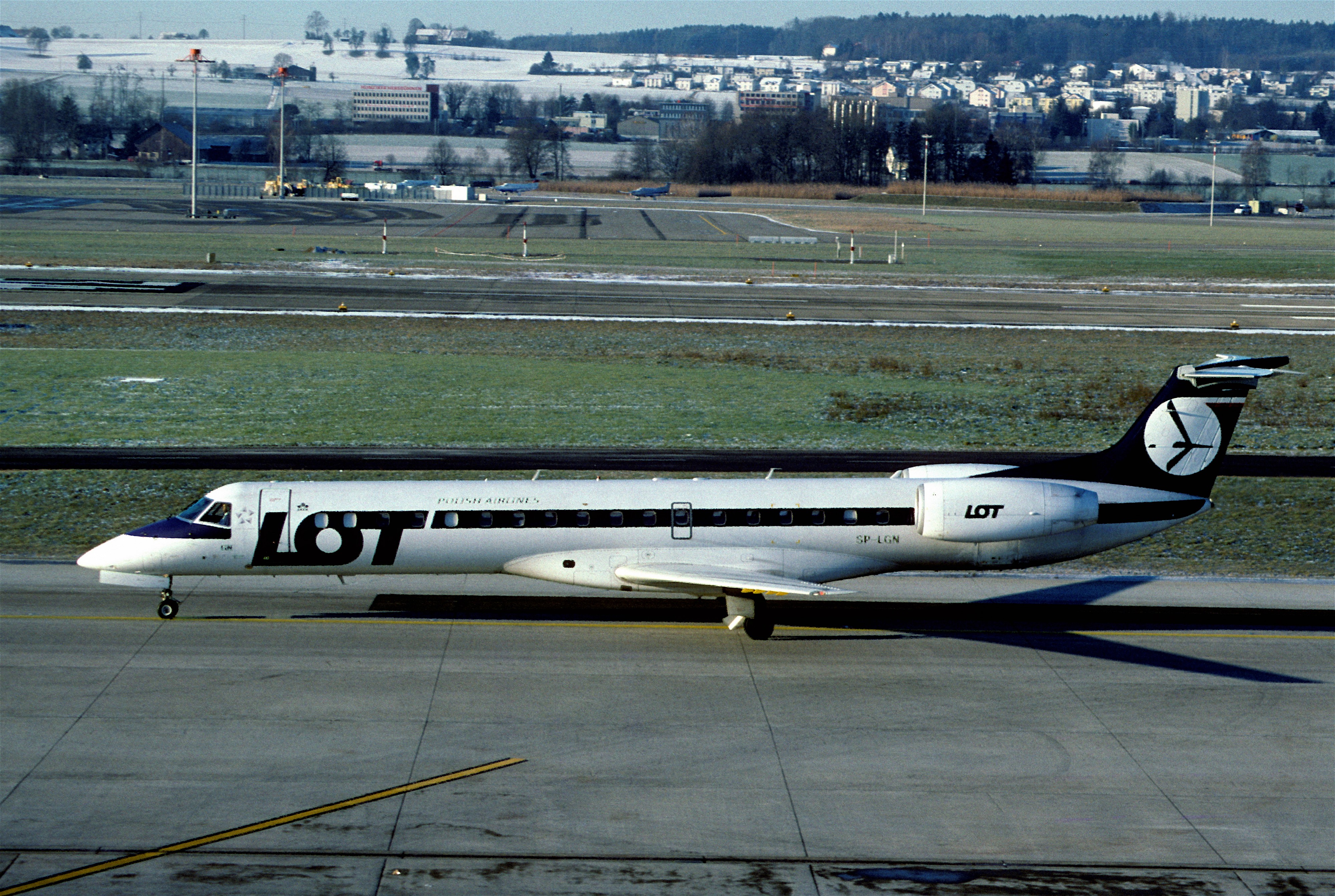270aa - LOT Polish Airlines Embraer RJ145MP, SP-LGN@ZRH,24.12.2003 - Flickr - Aero Icarus