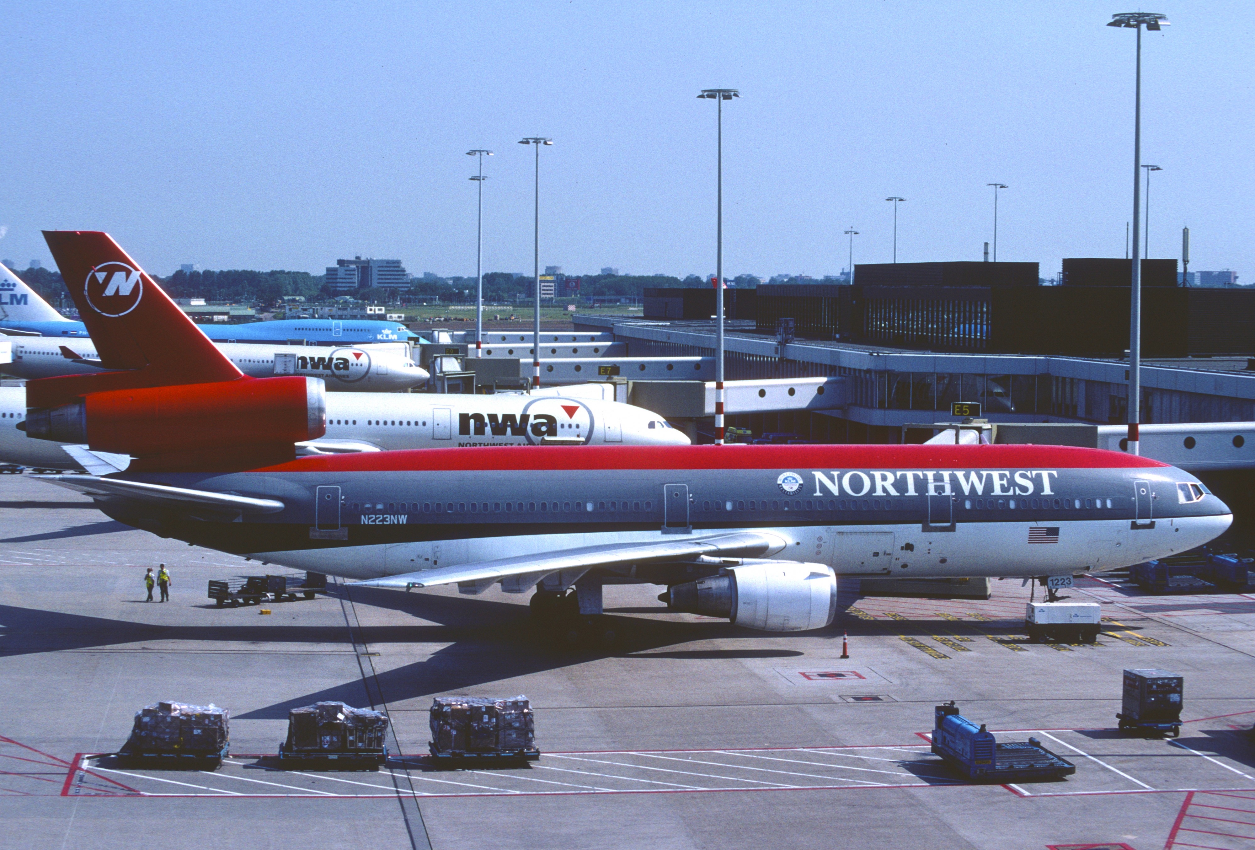 356cd - Northwest Airlines DC-10-30, N223NW@AMS,28.05.2005 - Flickr - Aero Icarus