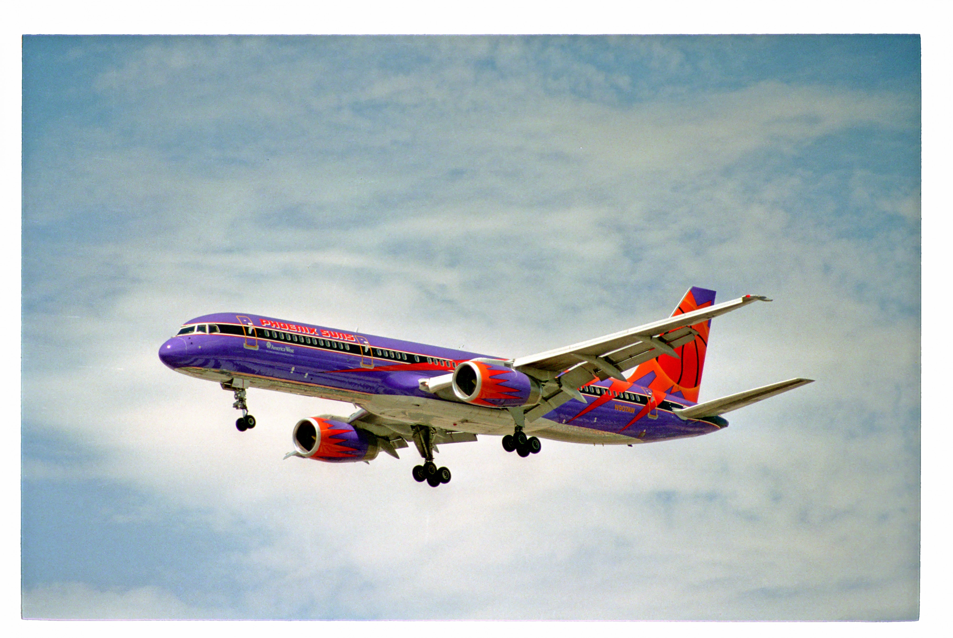 America West Boeing 757; N907AW@LAS;01.08.1995 (4709075138)