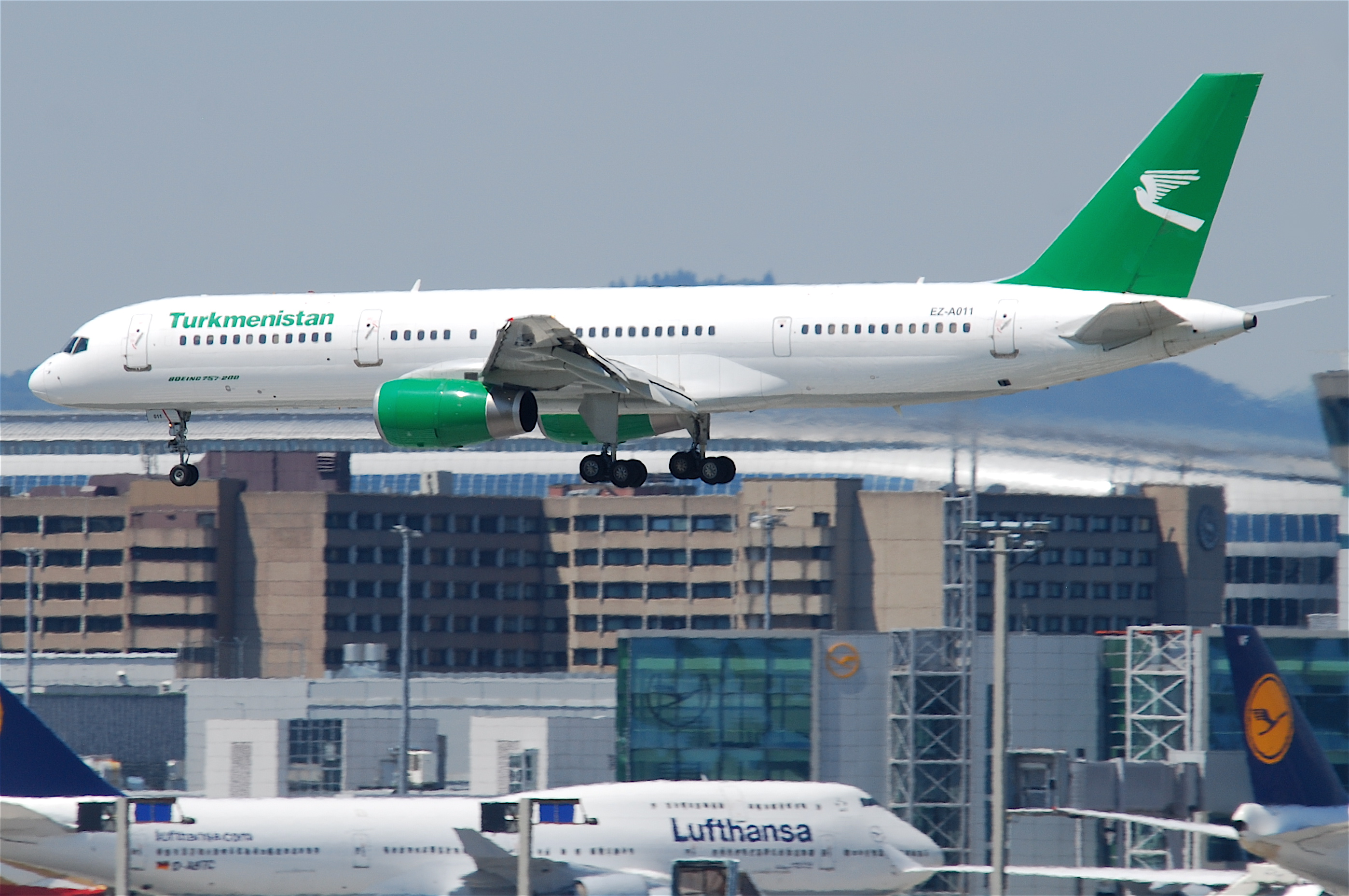 Turkmenistan Airlines Boeing 757-22K; EZ-A011@FRA;16.07.2011 609ig (6190042483)
