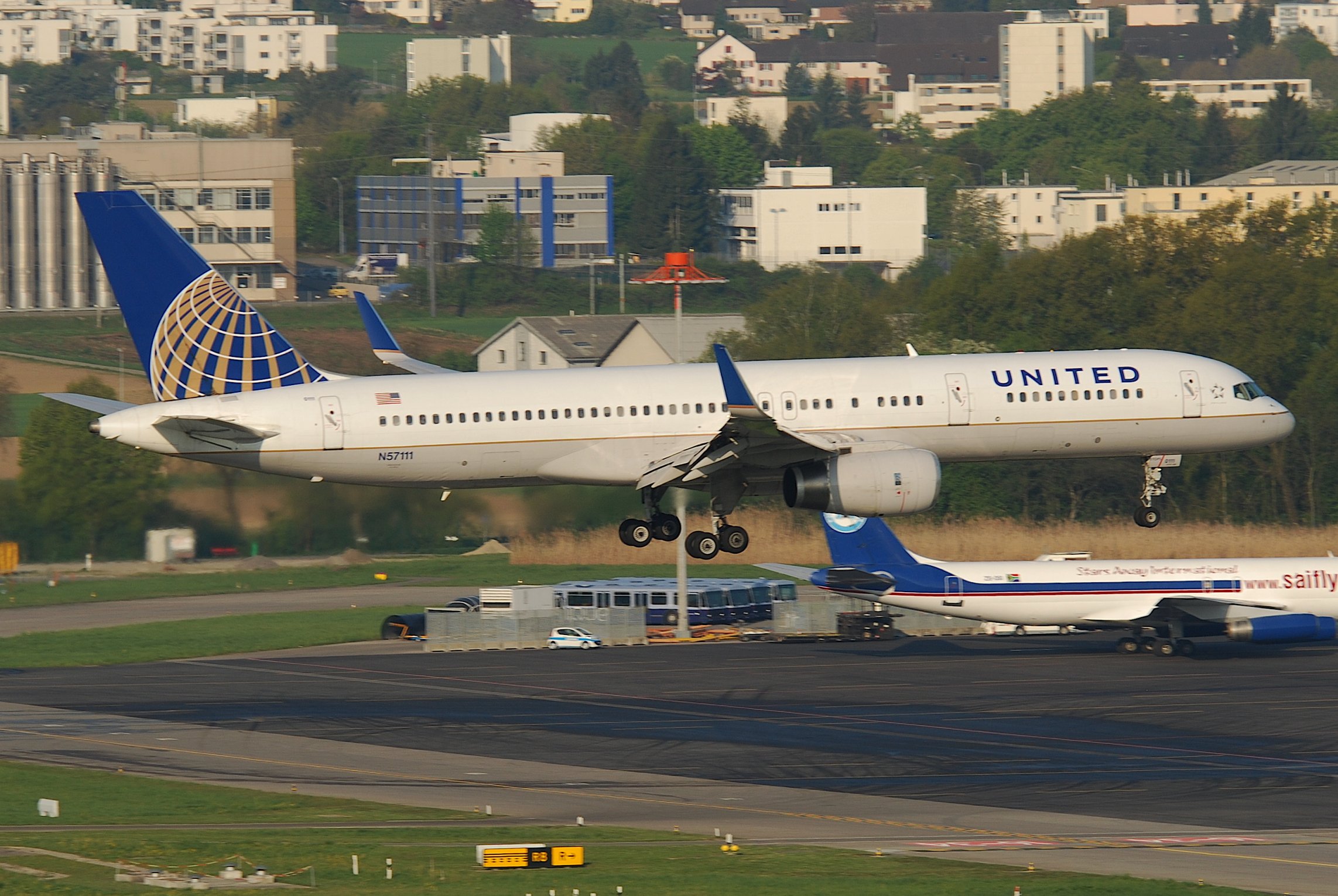 United Airlines Boeing 757-224; N57111@ZRH;16.04.2011 595dz (5629469926)