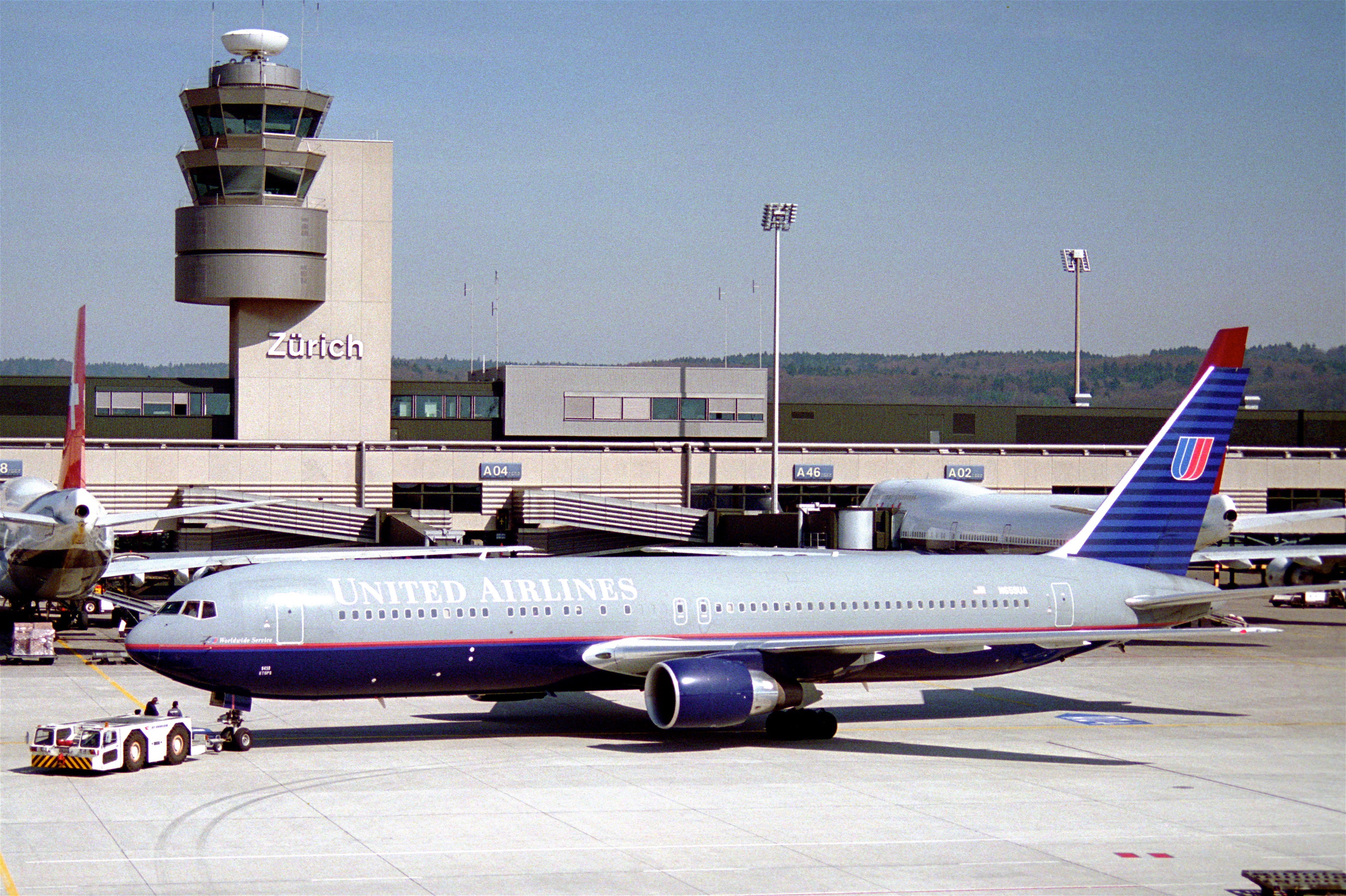 United Airlines Boeing 767-300; N659UA@ZRH;04.04.1995 (5397315957)
