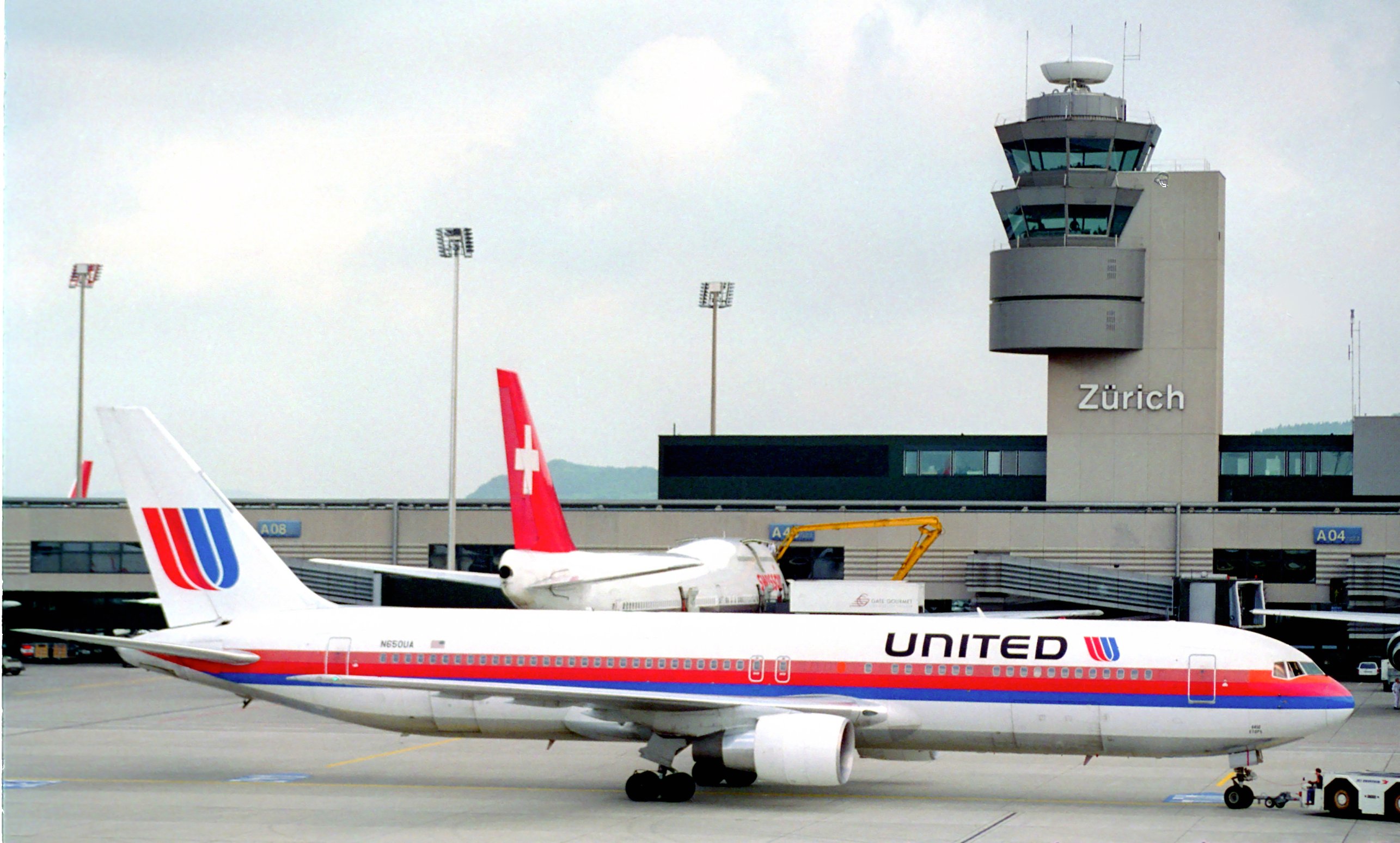 United Airlines Boeing 767-322ER; N650UA@ZRH;12.07.1995 (6170308385)