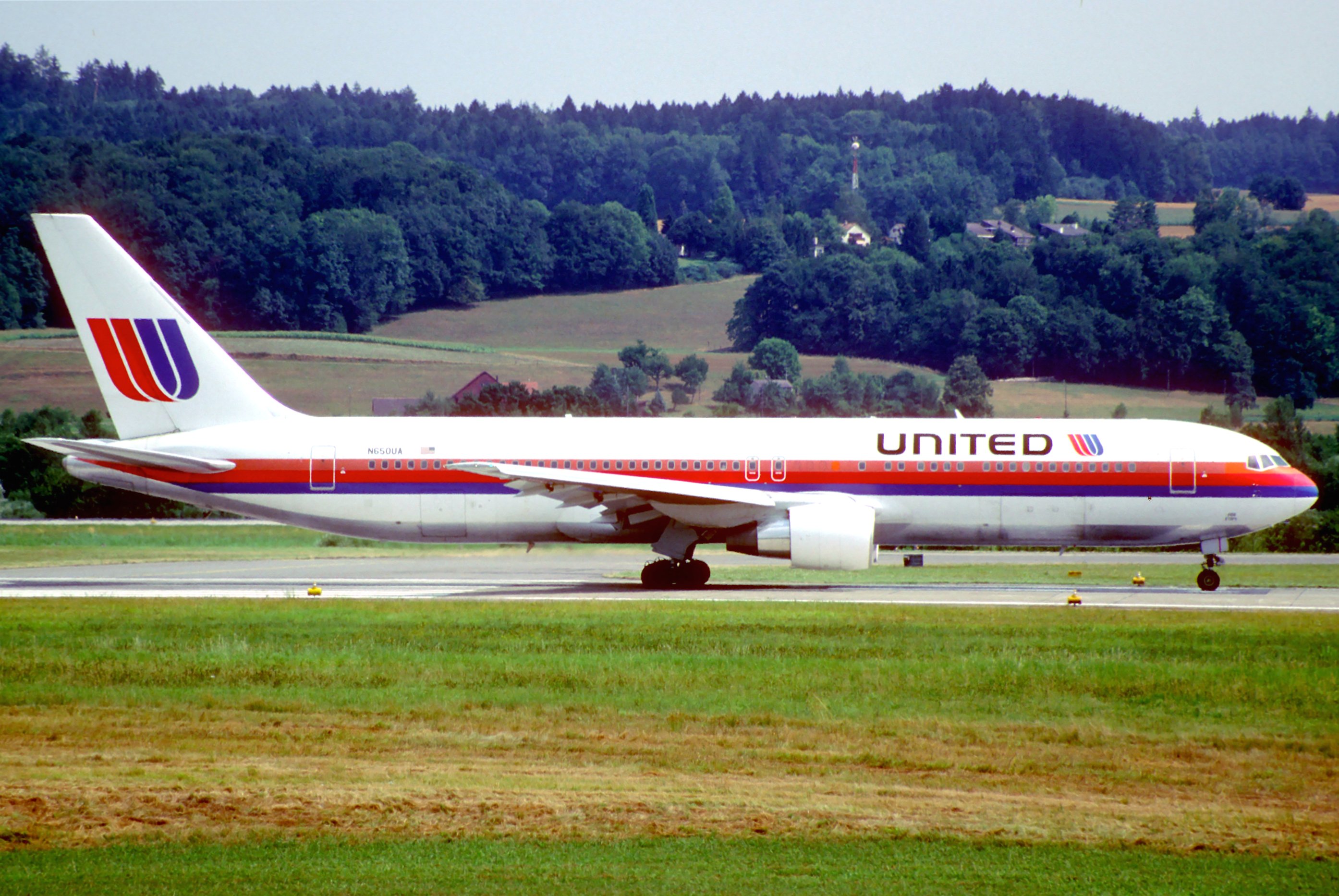 United Airlines Boeing 767-322ER; N650UA@ZRH, August 1994 (6161841923)