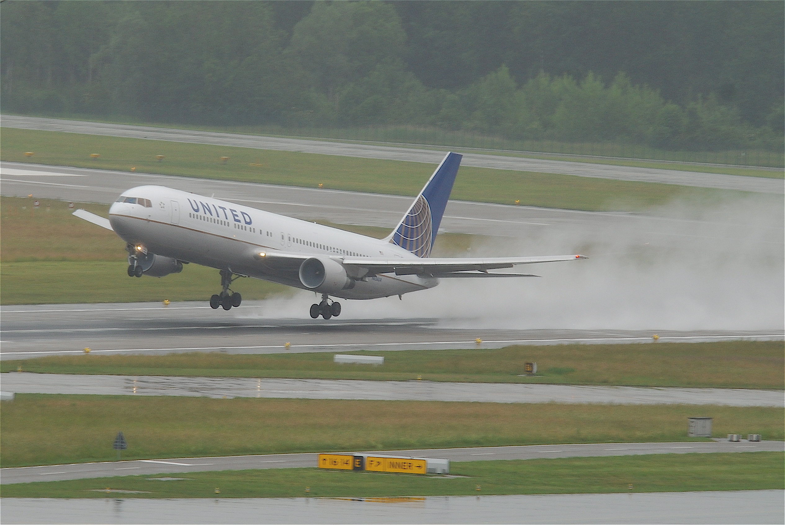 United Airlines Boeing 767-322ER; N656UA@ZRH;27.05.2011 598af (5774775089)