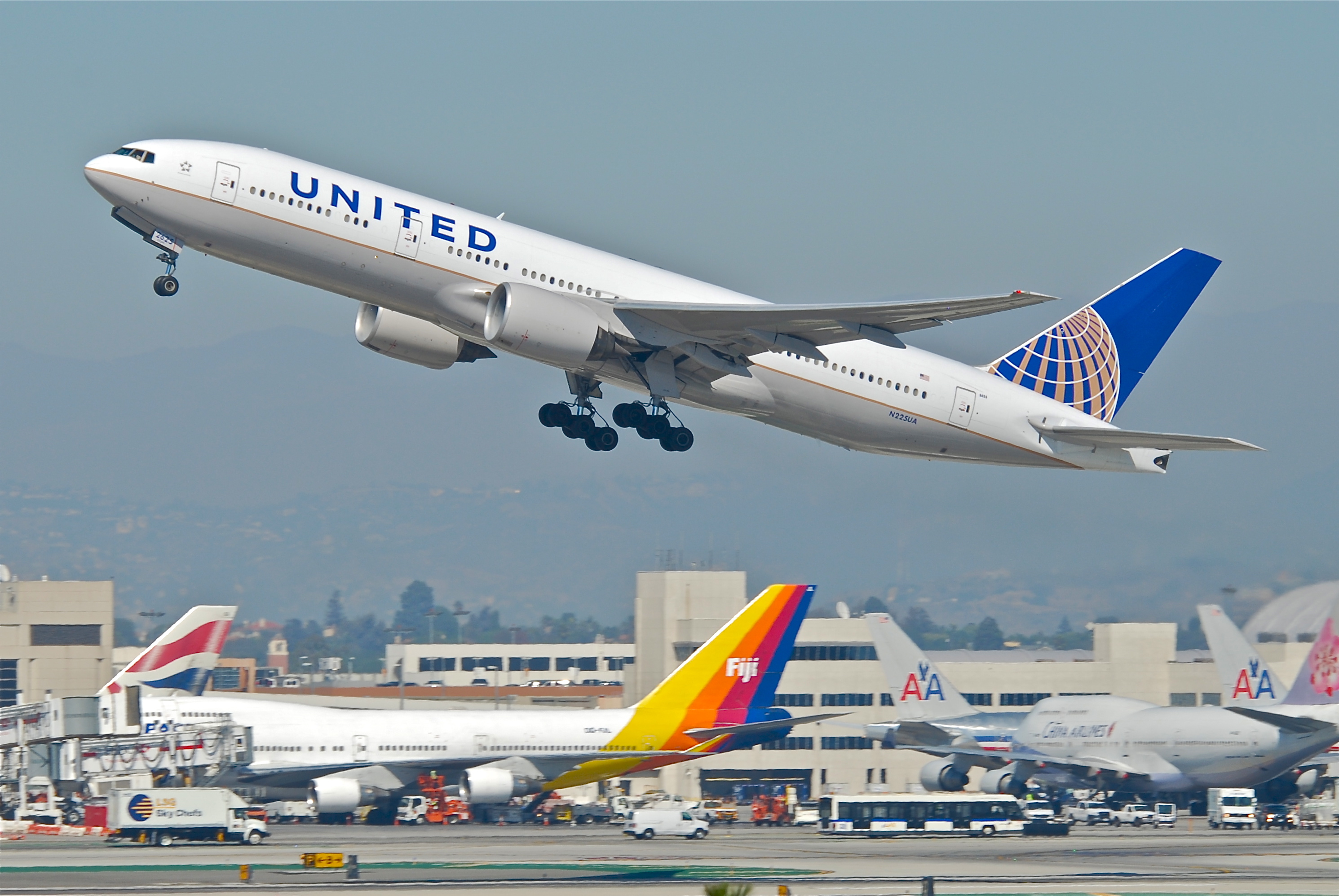 United Airlines Boeing 777-222ER; N225UA@LAX;11.10.2011 623kl (6905360796)