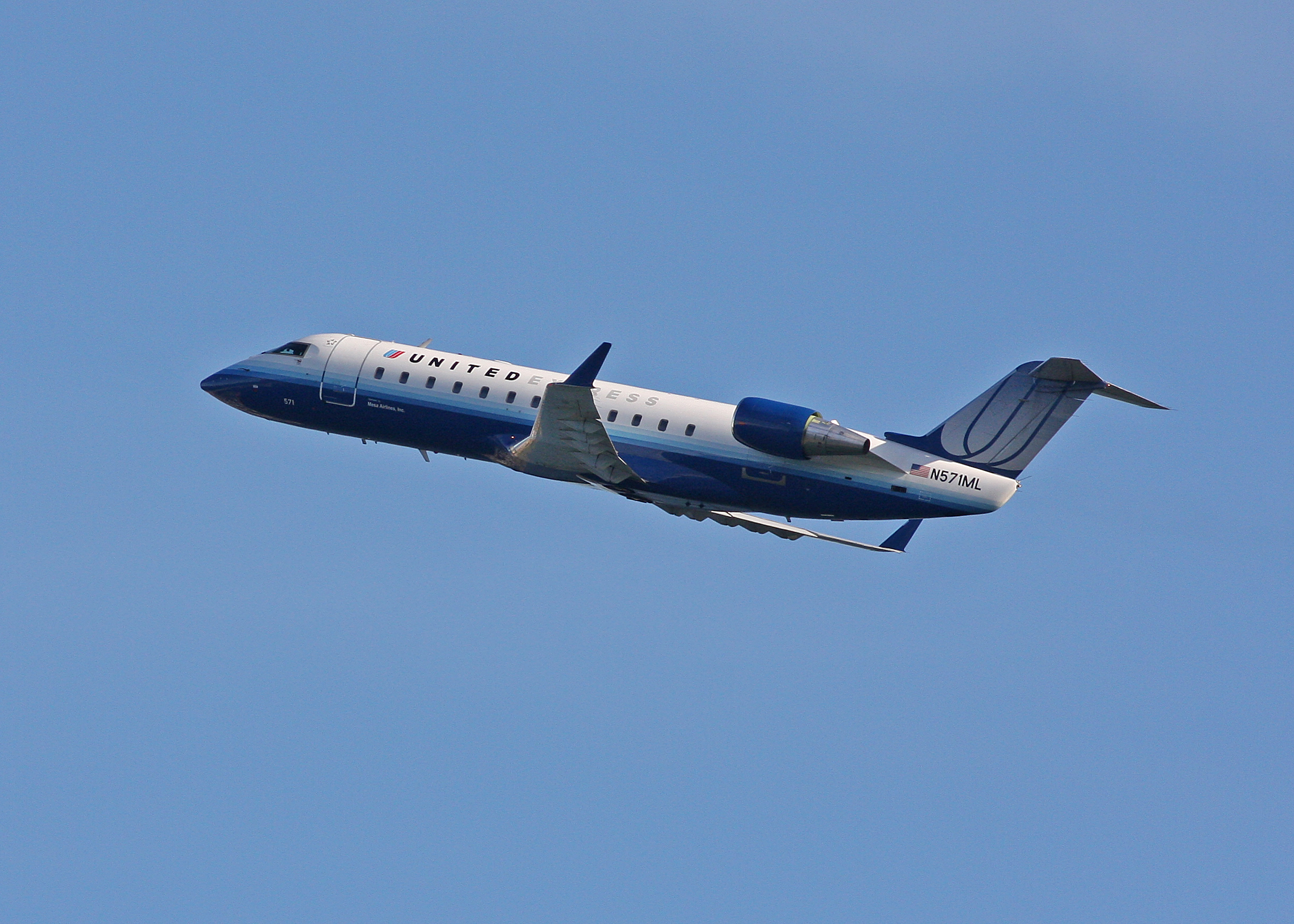 United N571ML CRJ200