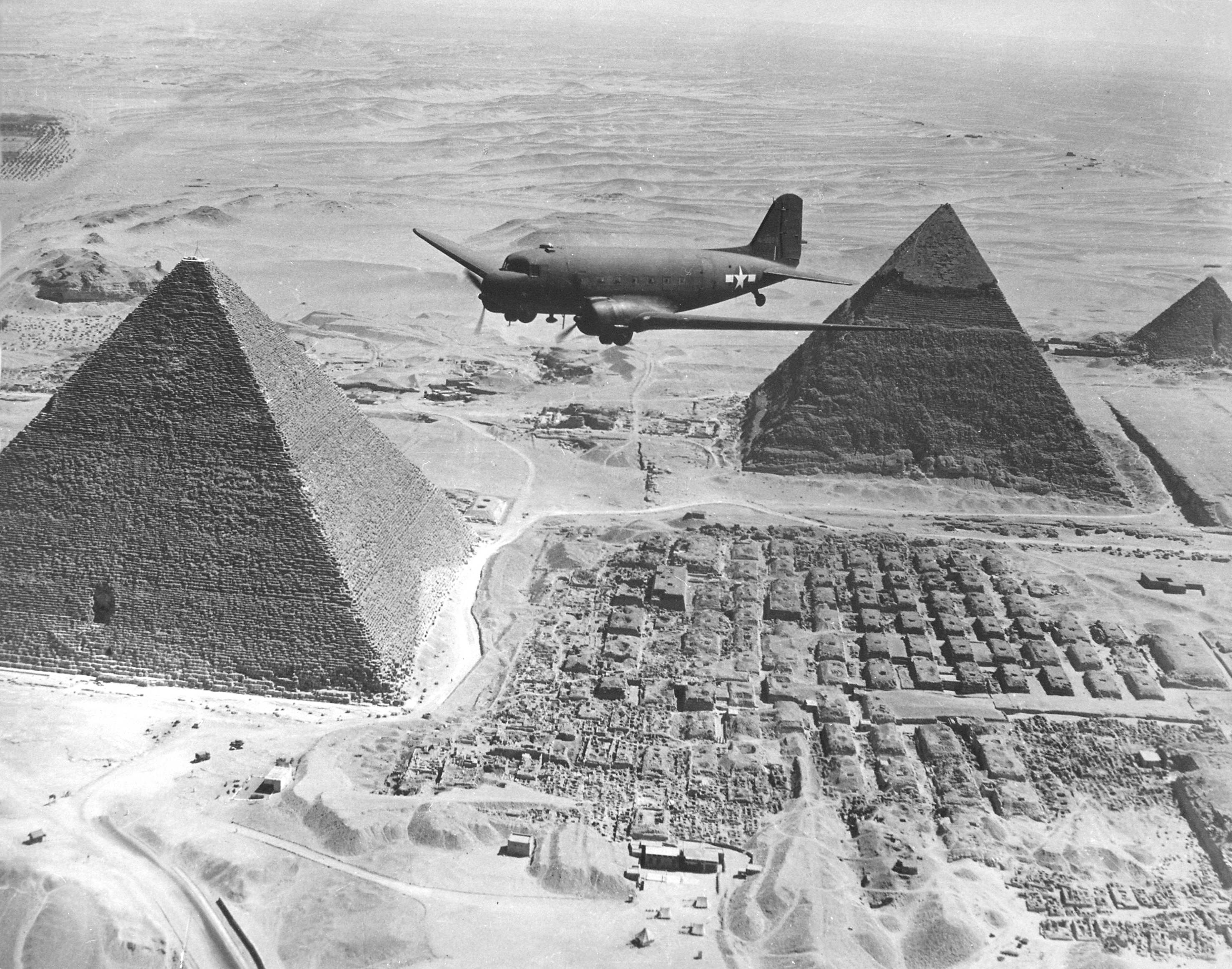 USAAF C-47 flies over the Giza pyramids 1943