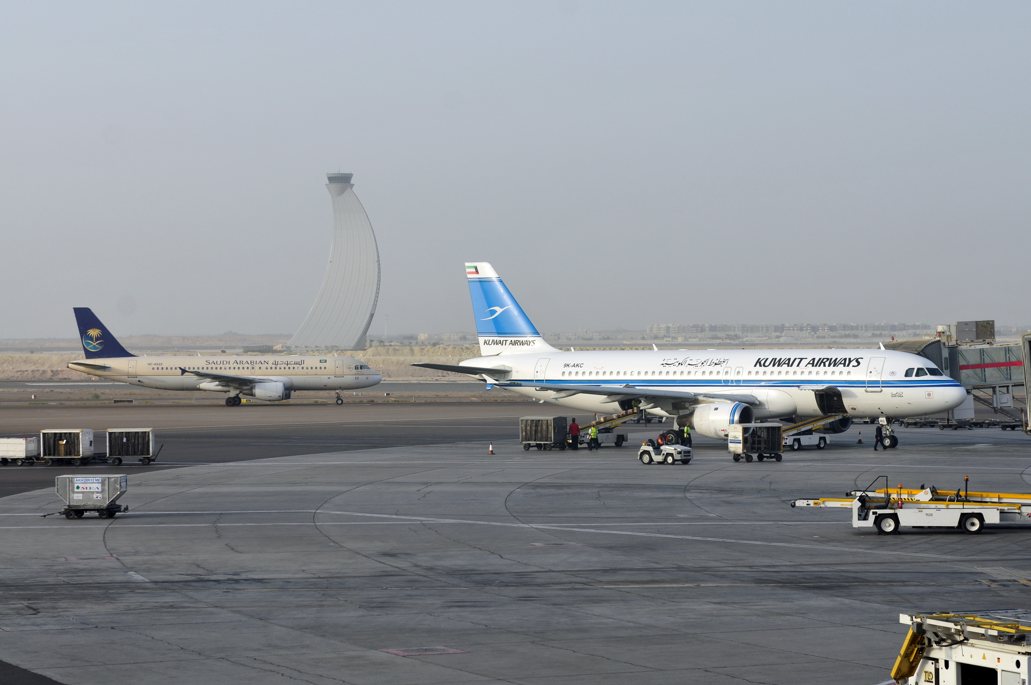 13-08-06-abu-dhabi-airport-34