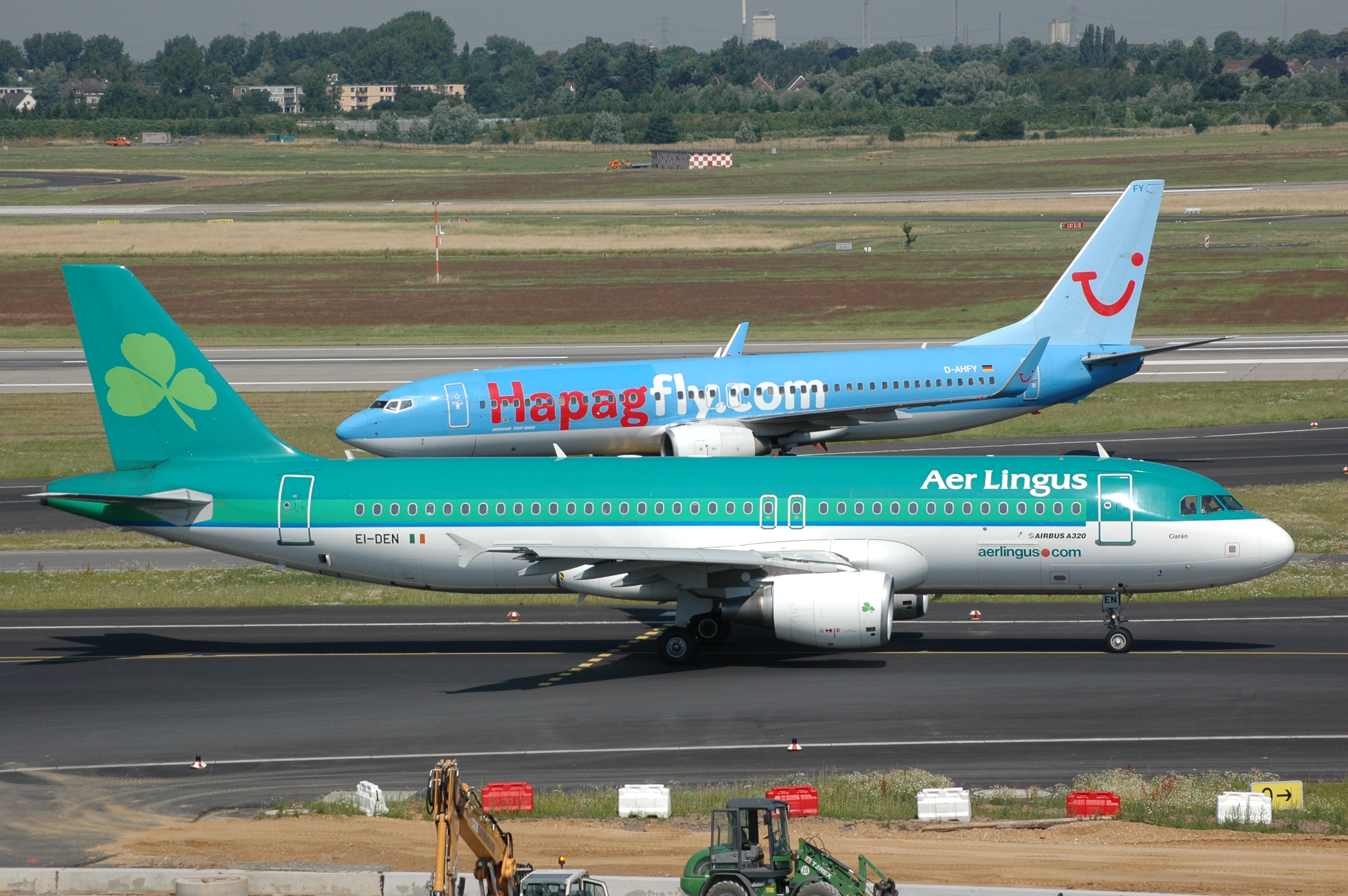 Aer Lingus (EI-DEN) and Hapagfly (D-AHFY)