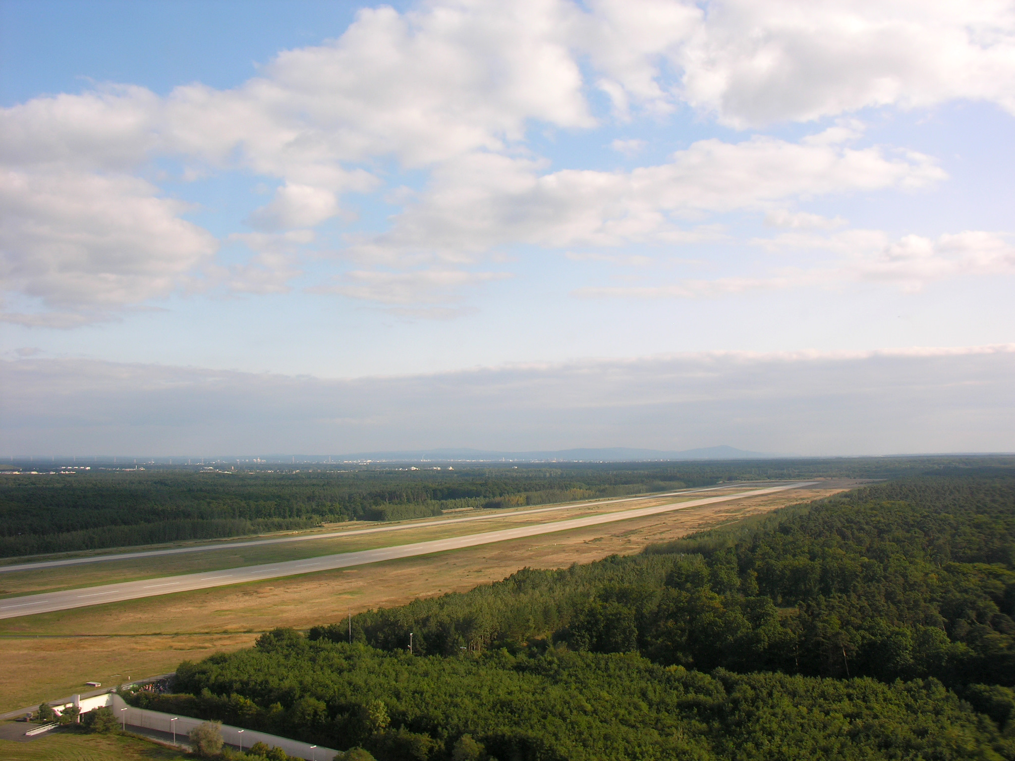 Aerial View of Startbahn West at Frankfurt Airport 14.09.2008 15-07-02