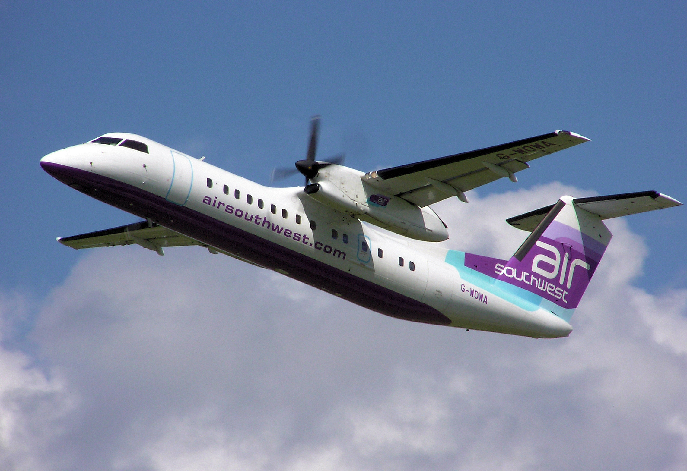Airsouthwest dash8 g-wowa arp