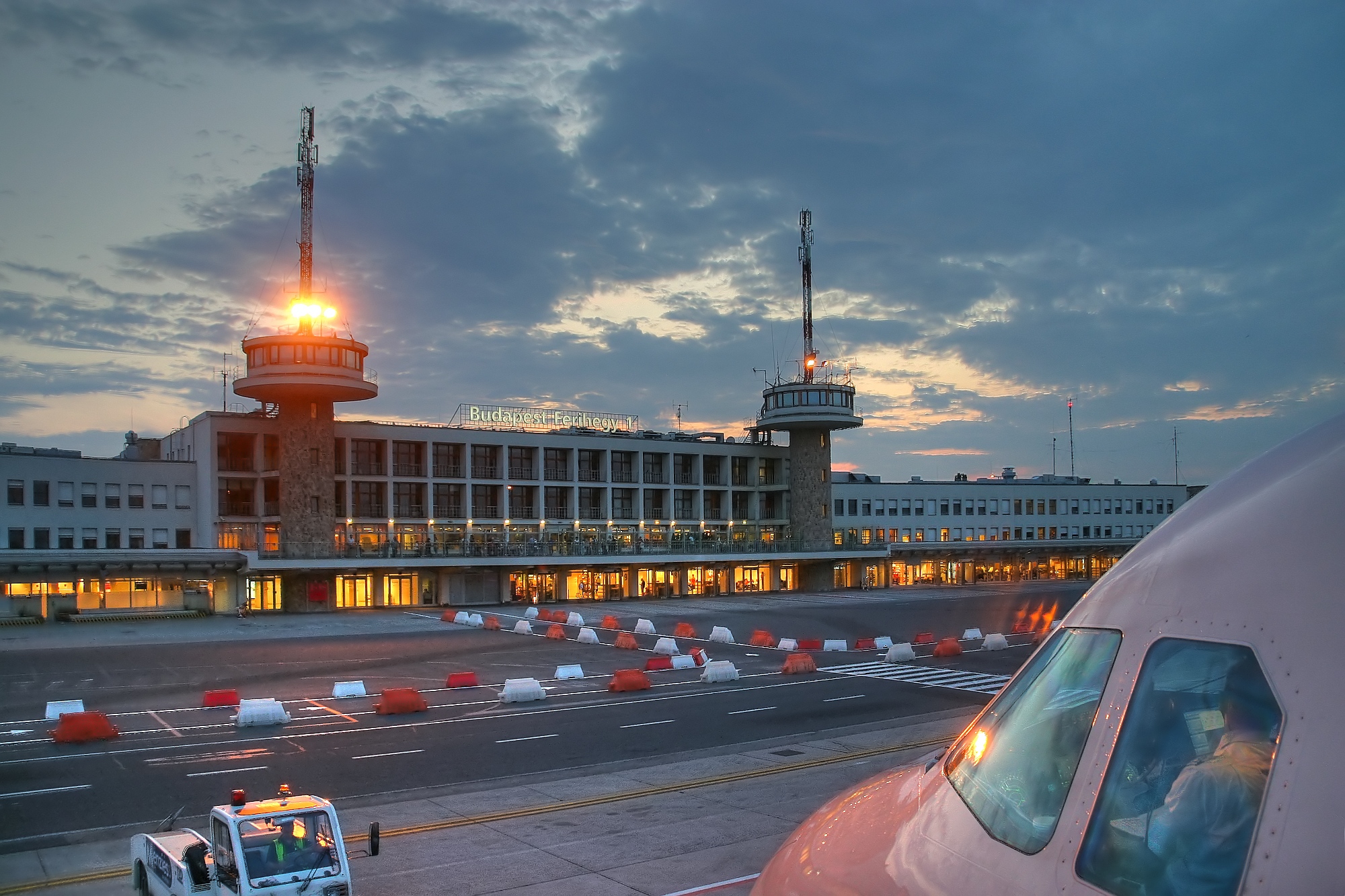 Aiurport Budapest Terminal 1 (9446-48)