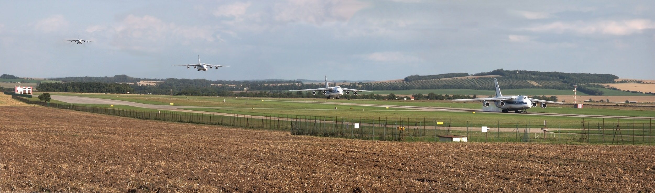 An 124 landing 4phase at LKTB