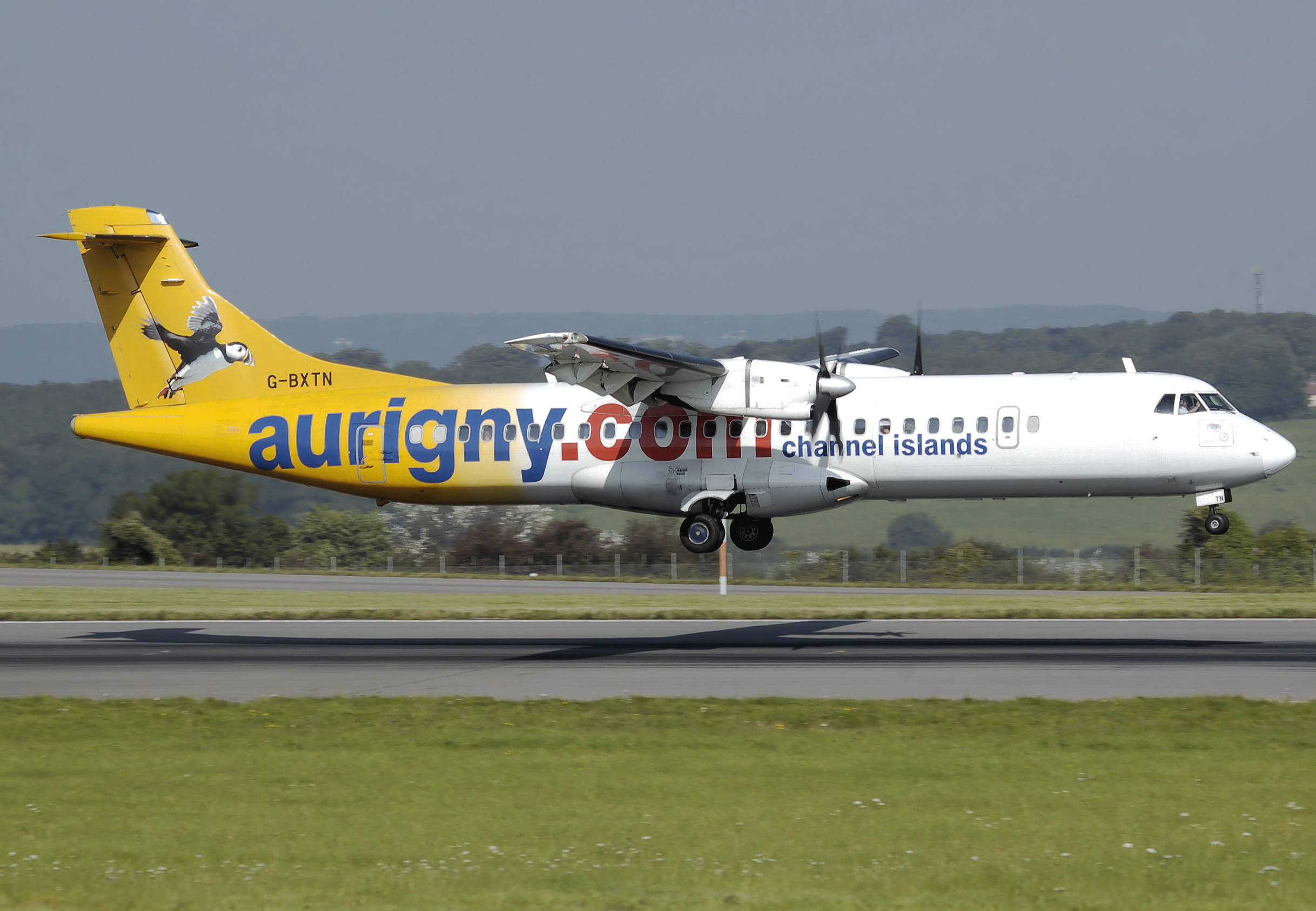 Aurigny atr72 g-bxtn lands arp