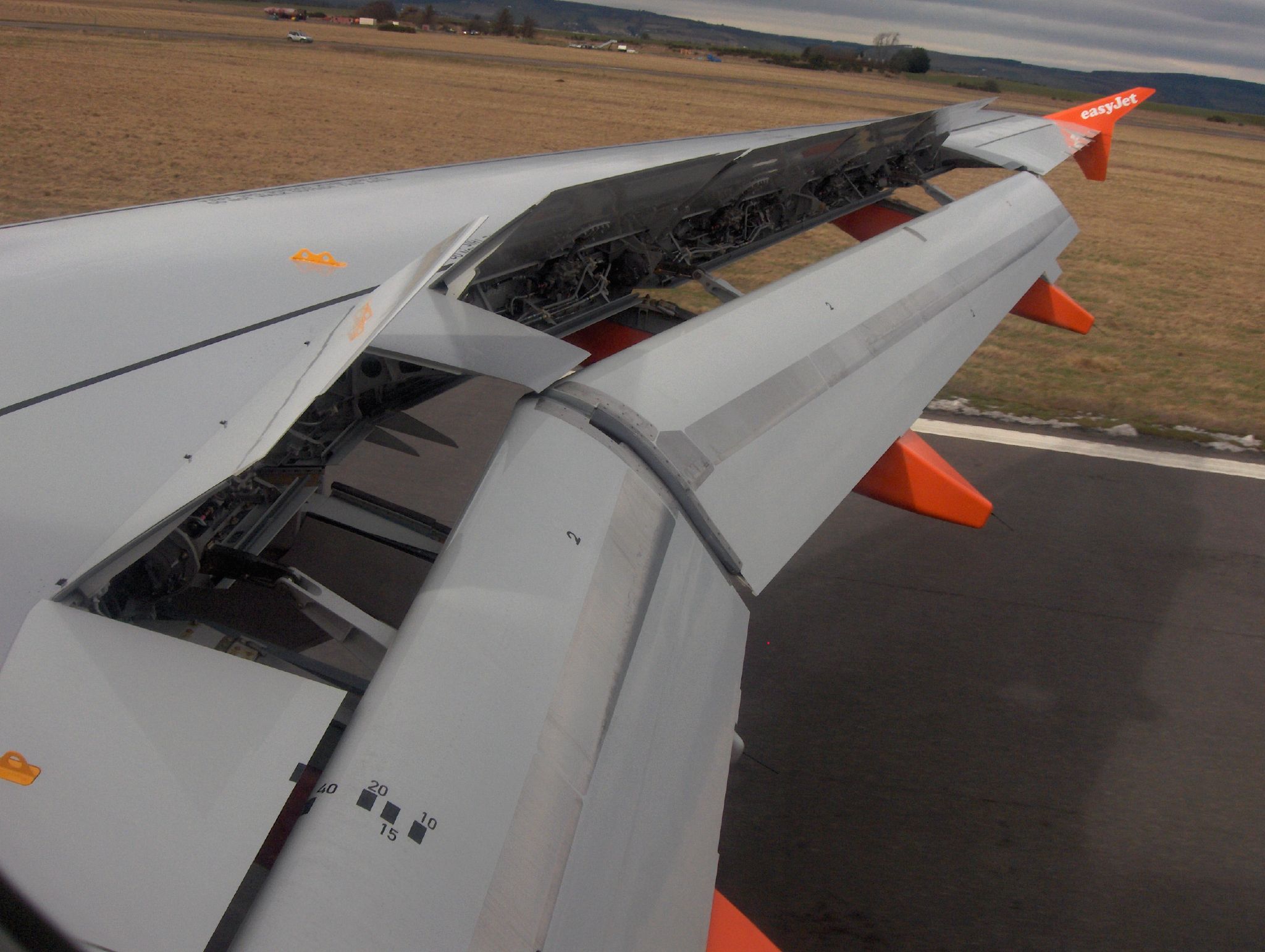 Boeing 737 wing spoilers