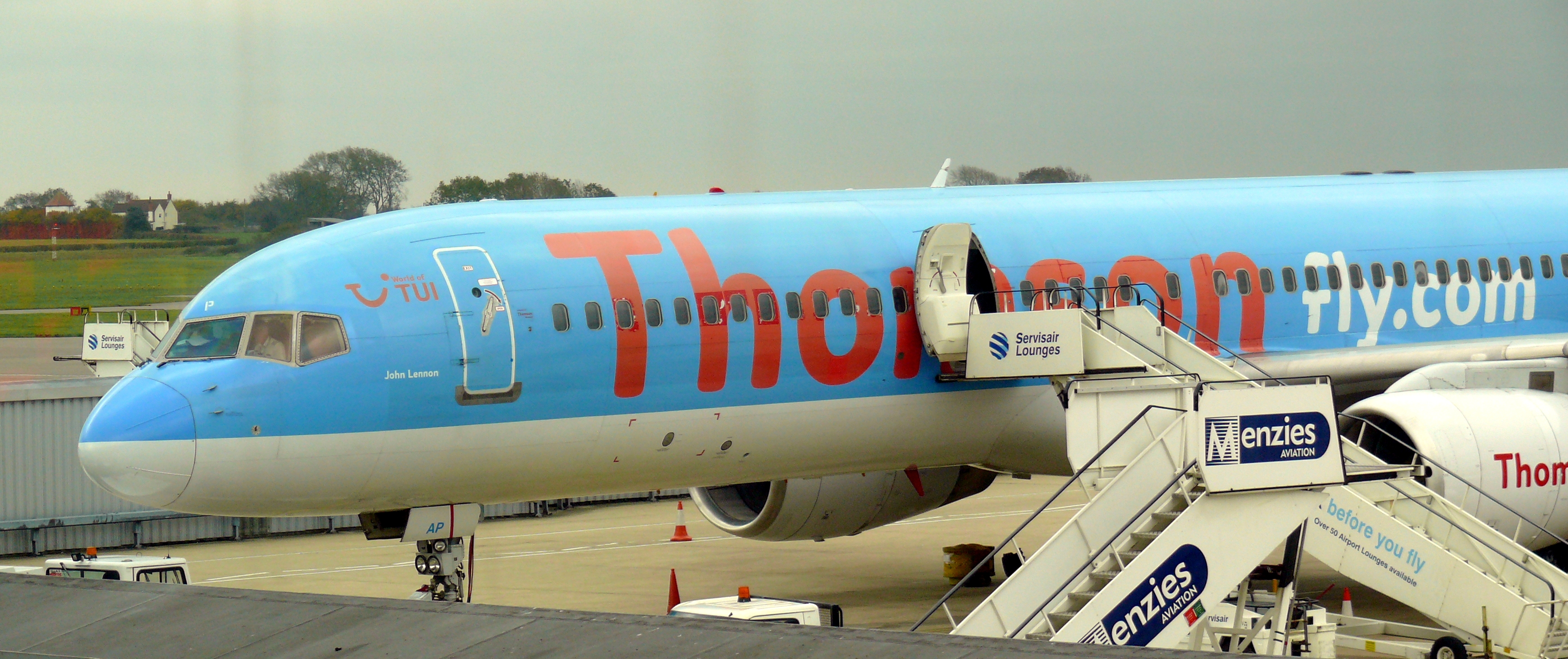 Bristol airport thomson fly G-BYAP