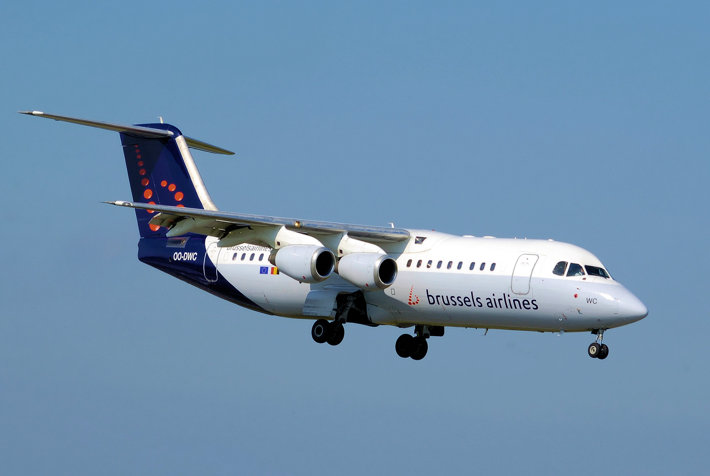 Brussels airlines rj-100 oo-dwc lands arp