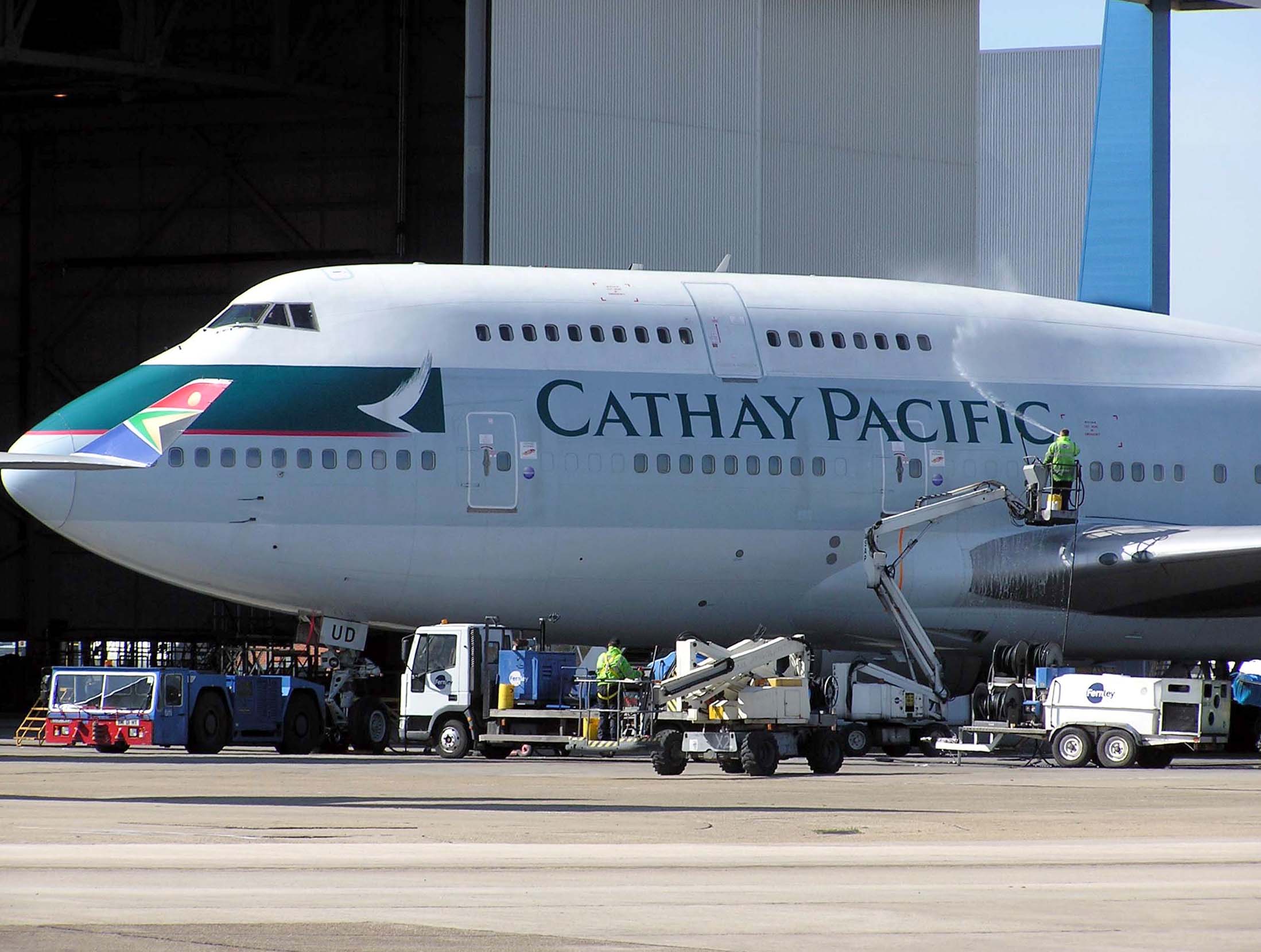 Cathay.b747-400.b-hud.cleaning.arp