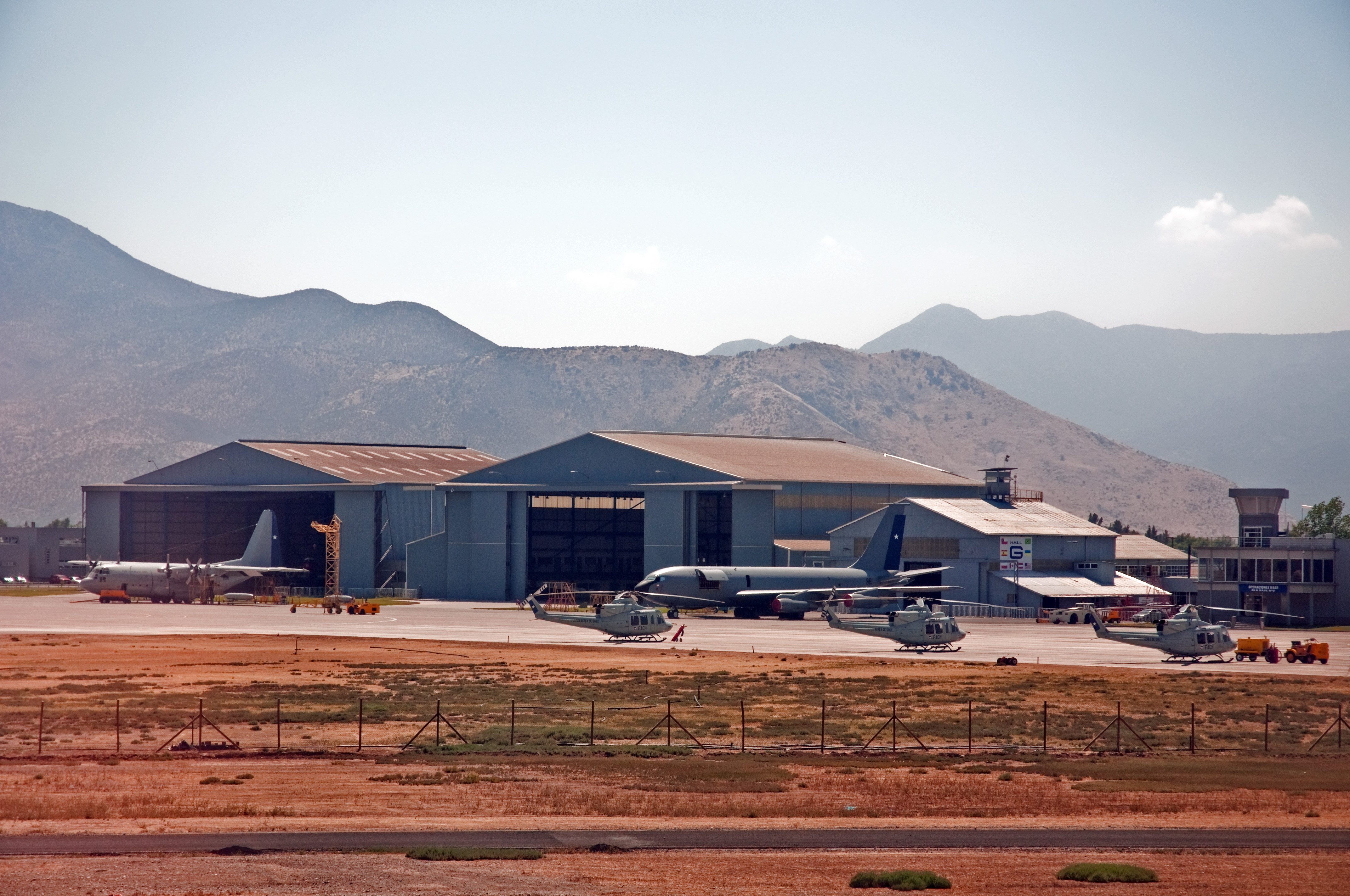 Chilean Air Force base, Santiago, 27th. Dec. 2010 - Flickr - PhillipC