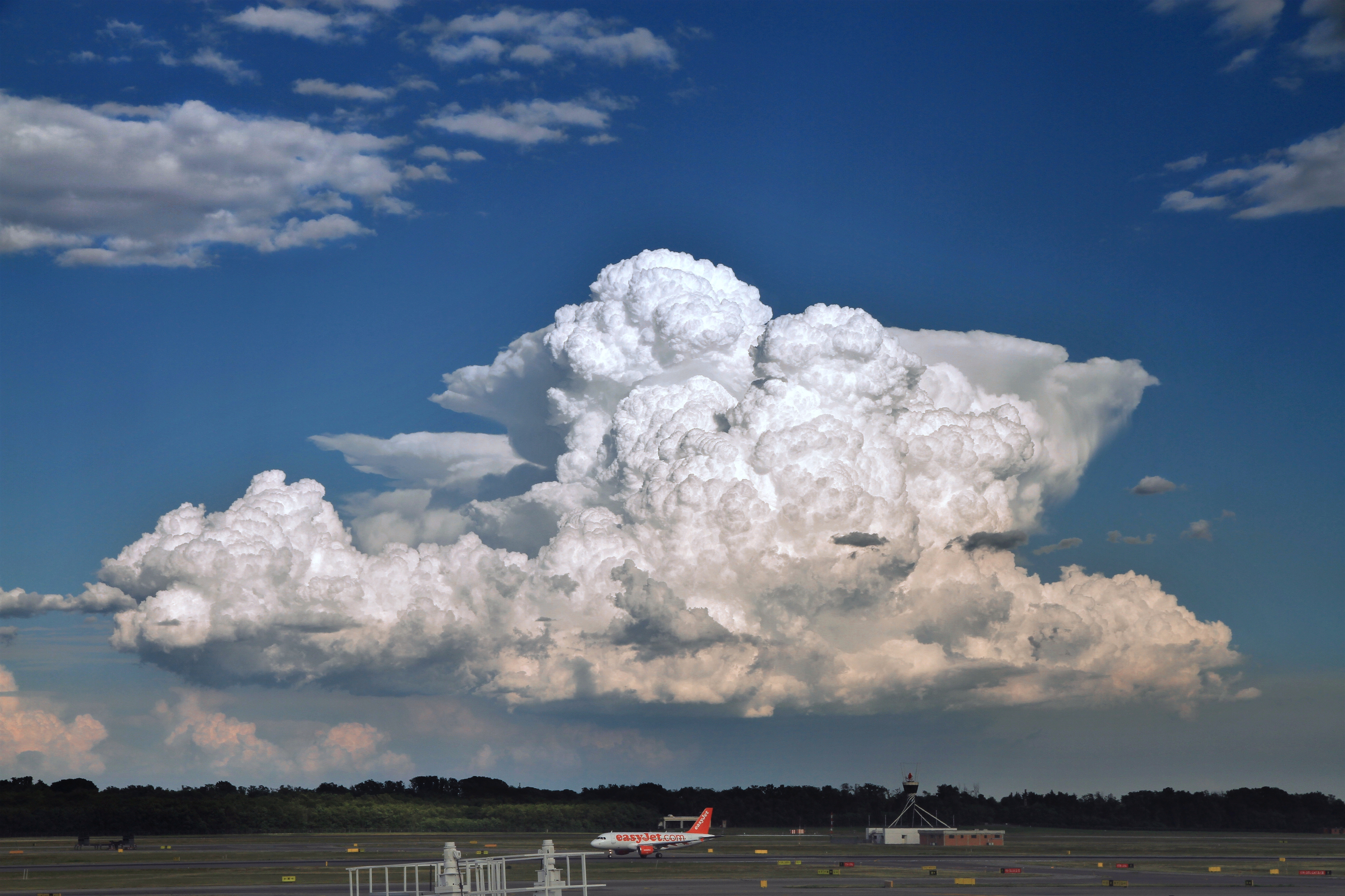 Cumulonimbus seen from Milano-Malpensa airport, 2010 08