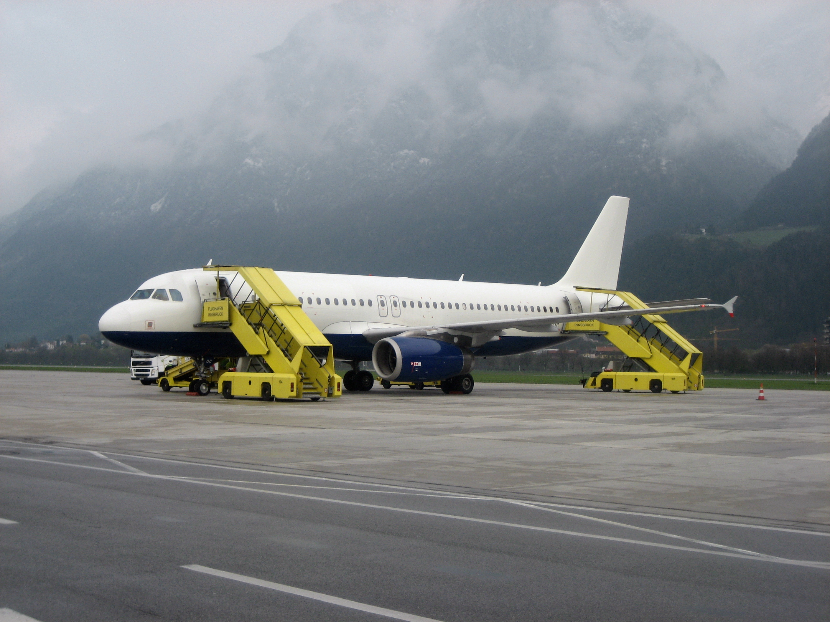 EZY-A320-INN-1