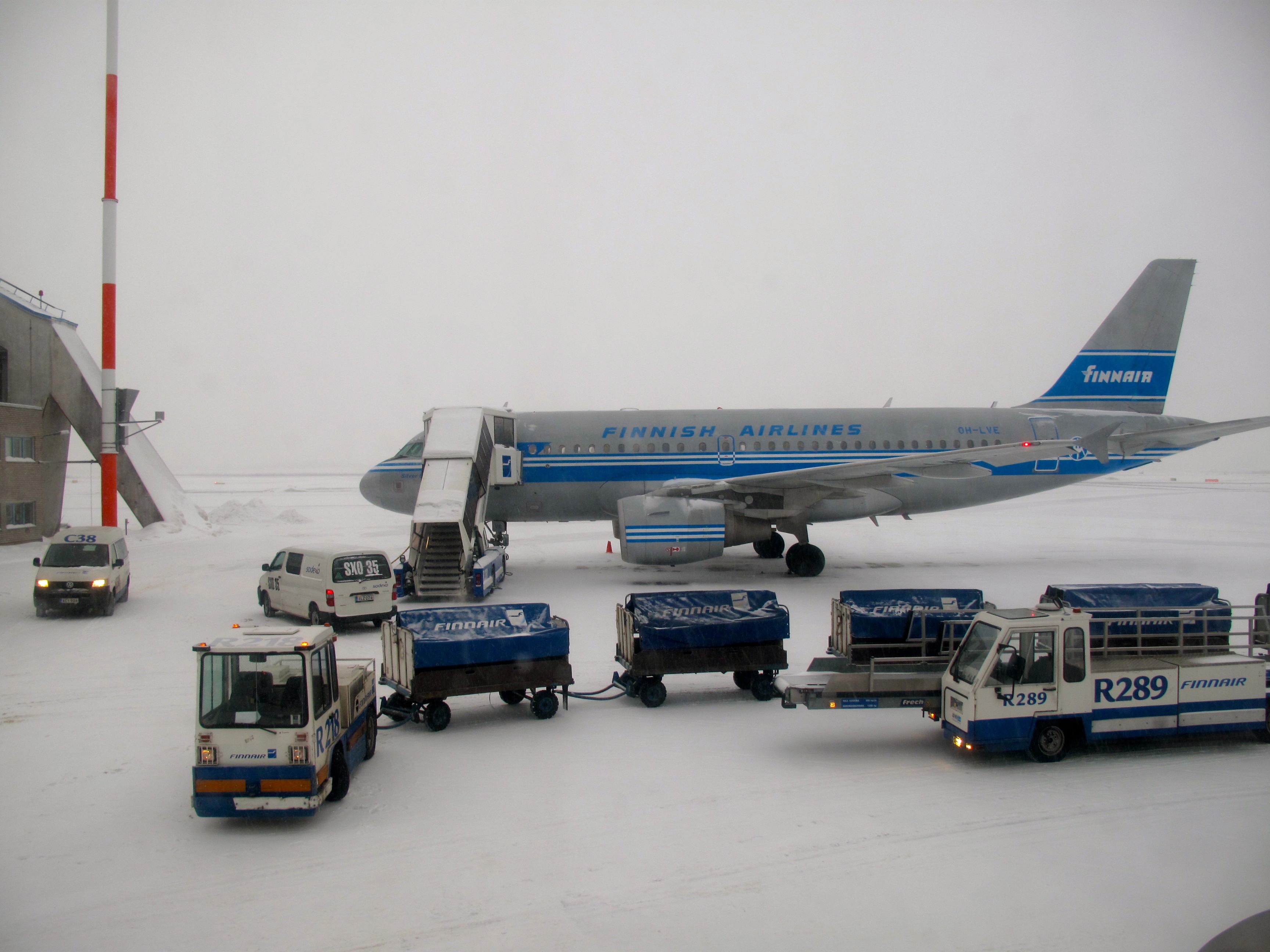 Finnair A319 OH-LVE at EFHK 20110107