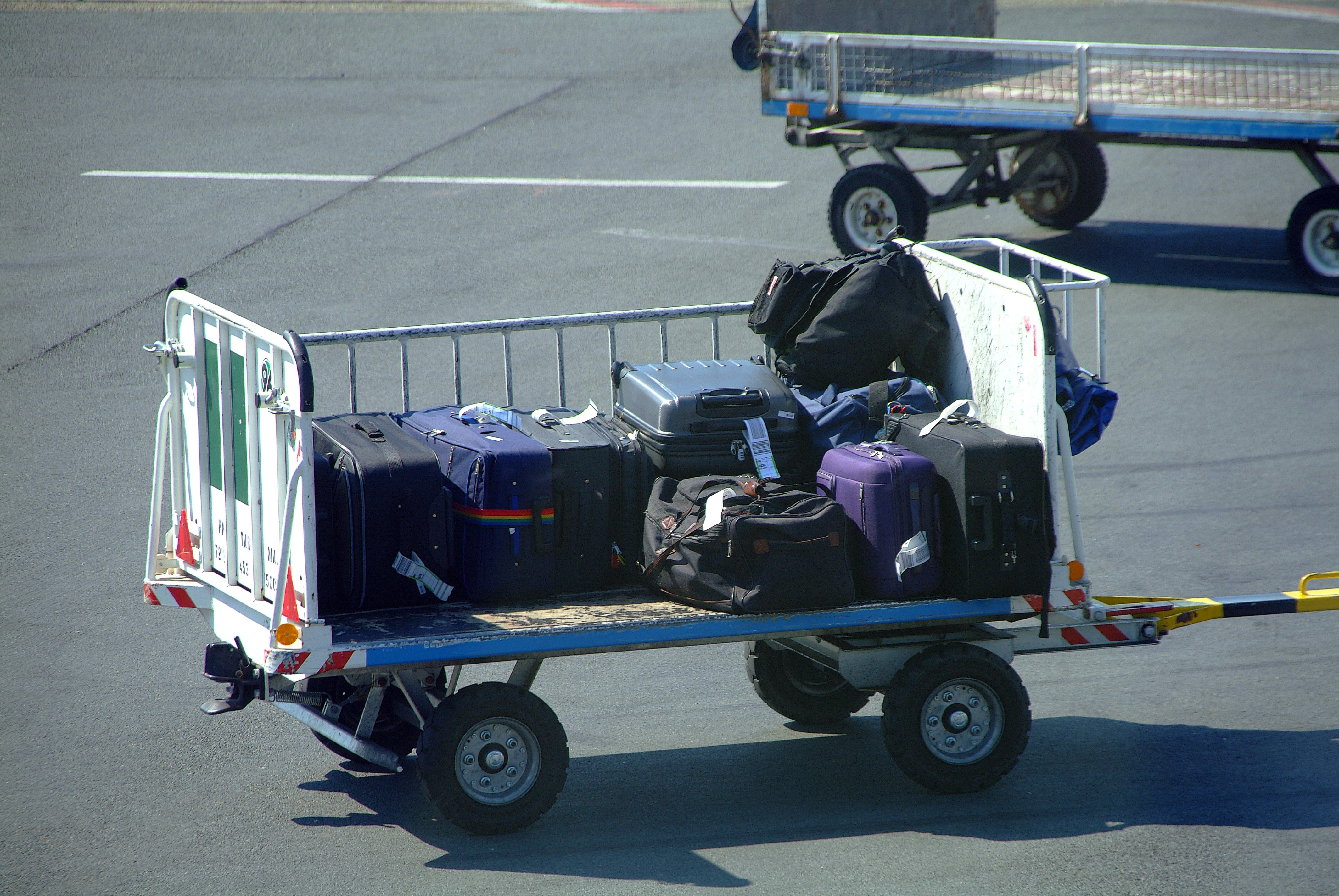 Flughafen Gepaeckwagen 2010-07 01 (RaBoe)