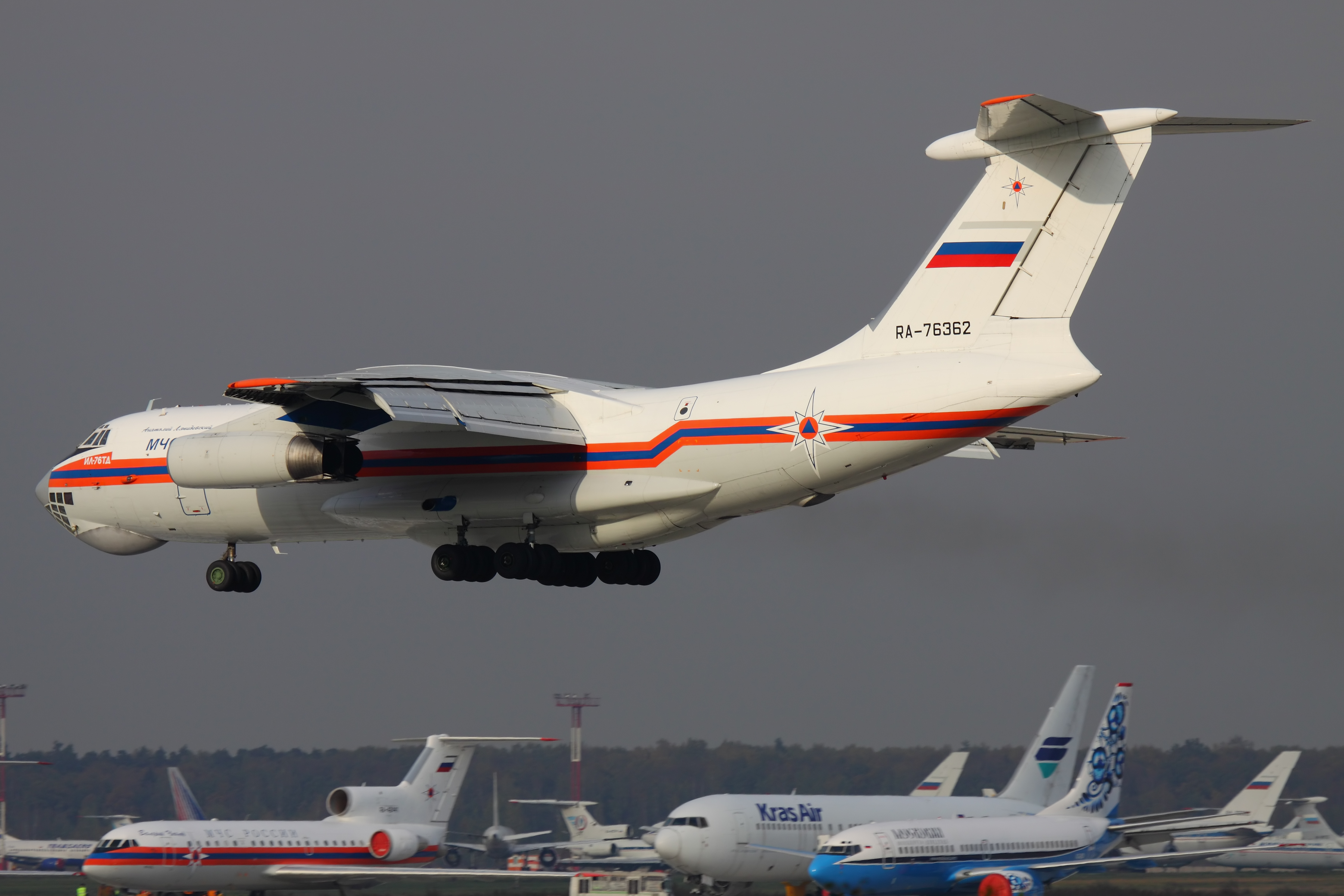Il-76TD of MChS Rossii at Domodedovo 06-Oct-2010