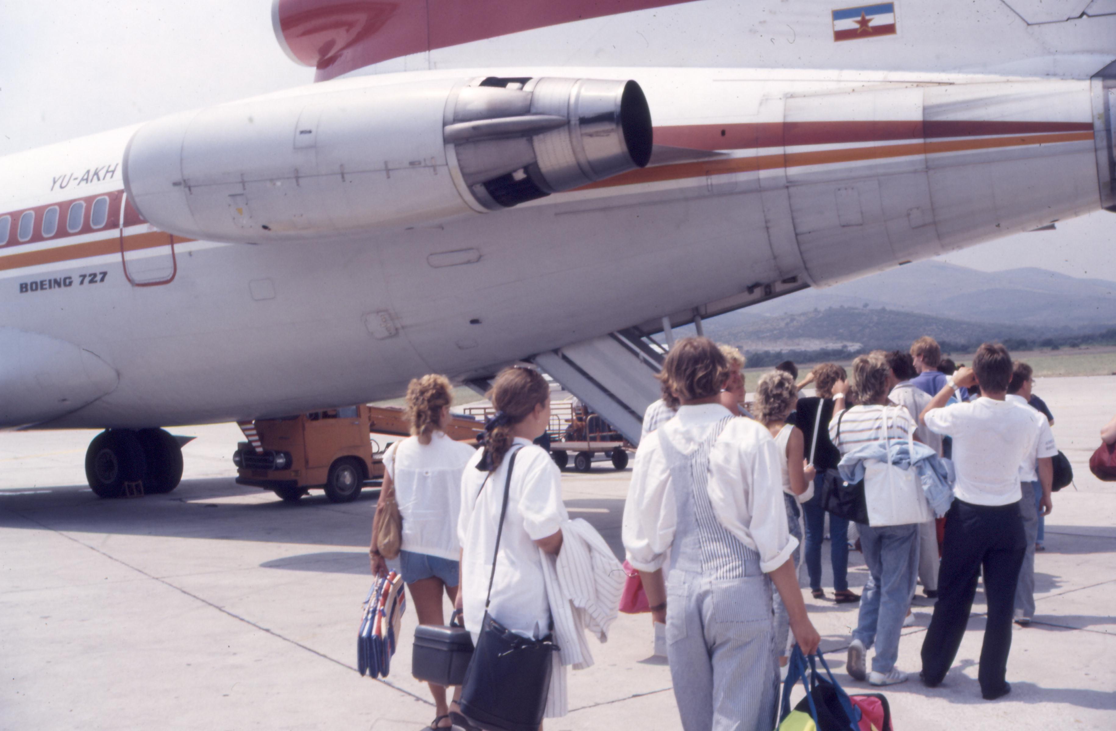 Integratet behind Gangways (aircraft) 01