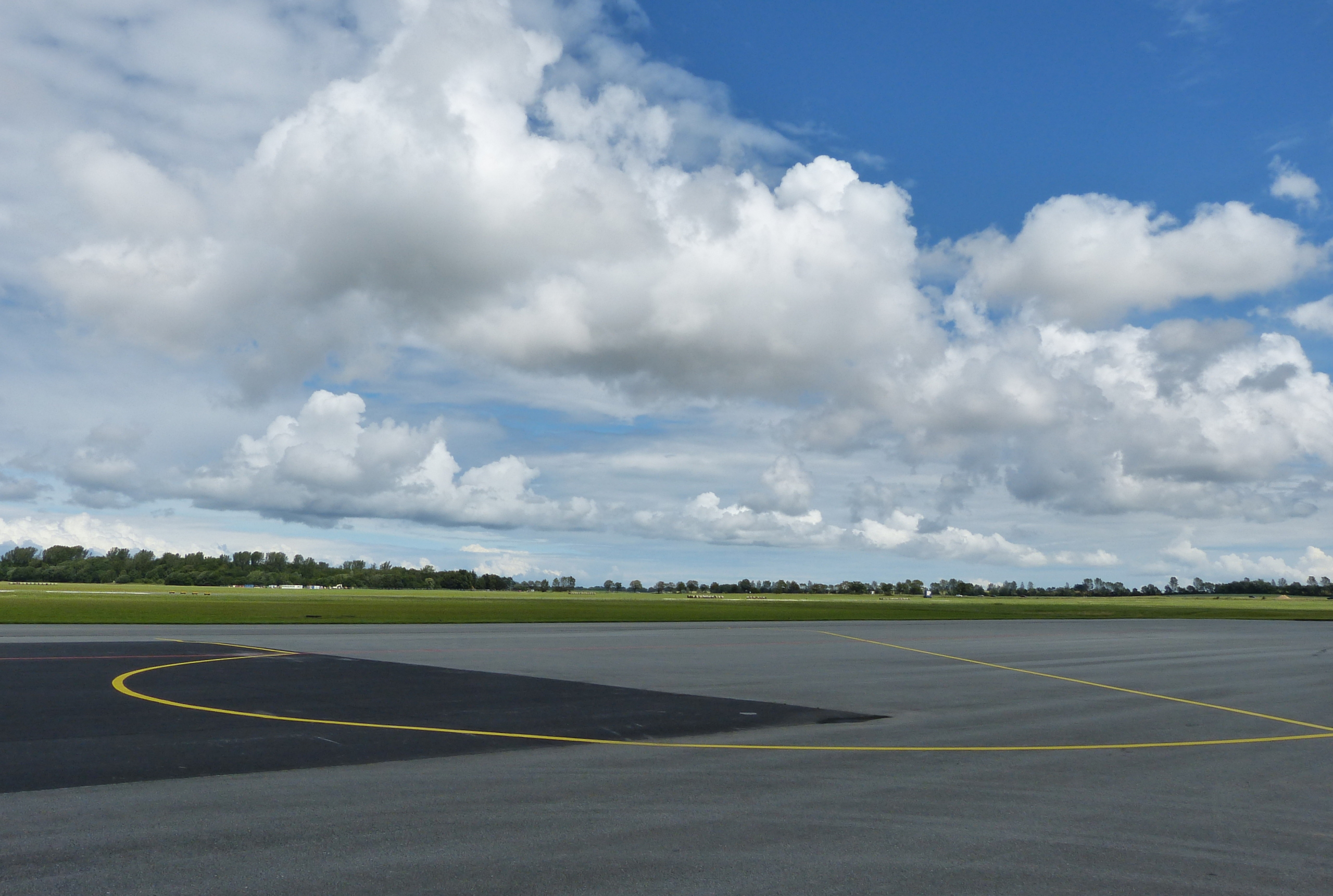 Landebahn Rollfeld Flughafen Stralsund Barth P1060370