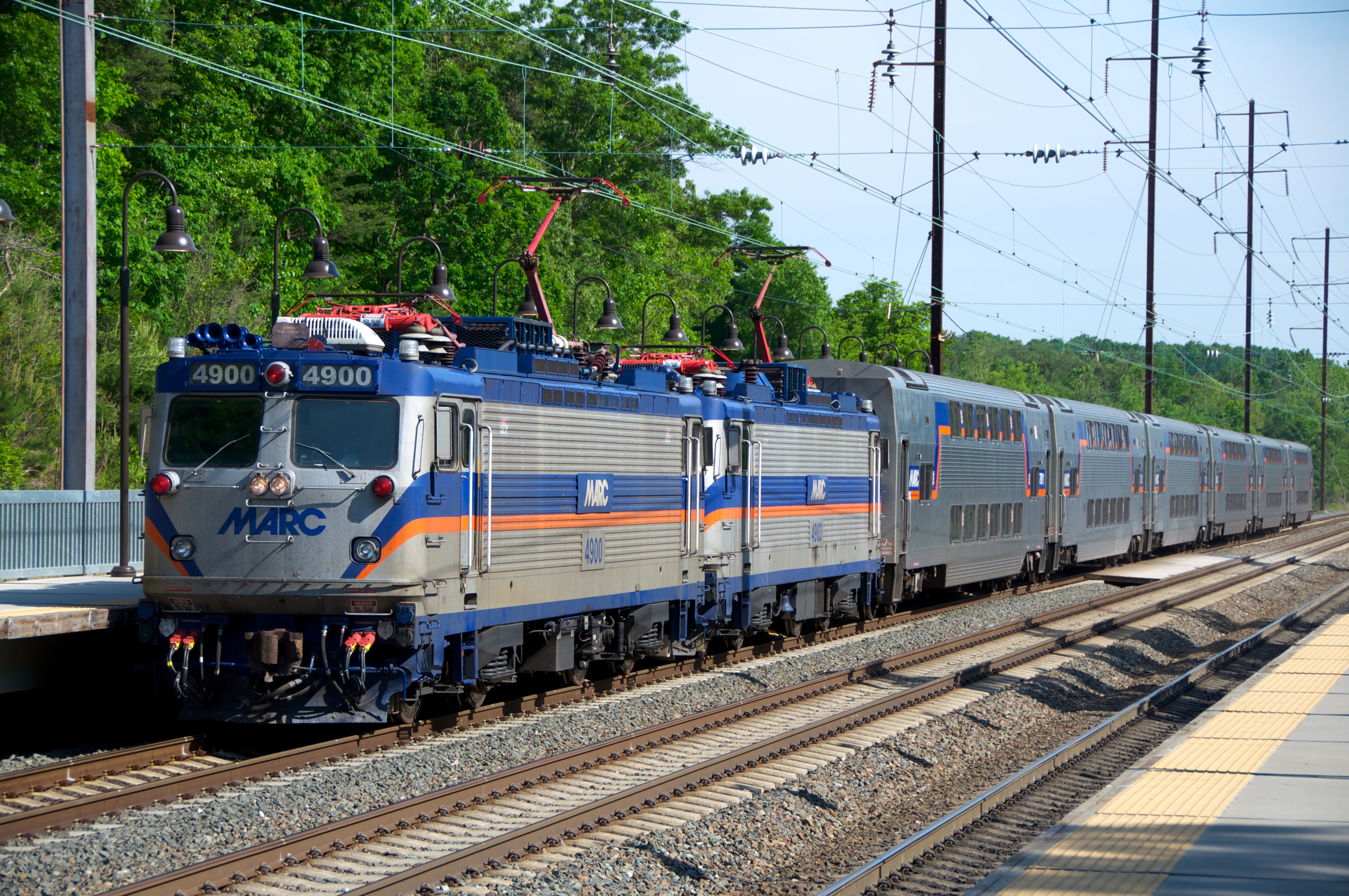 MARC AEM7s at BWI