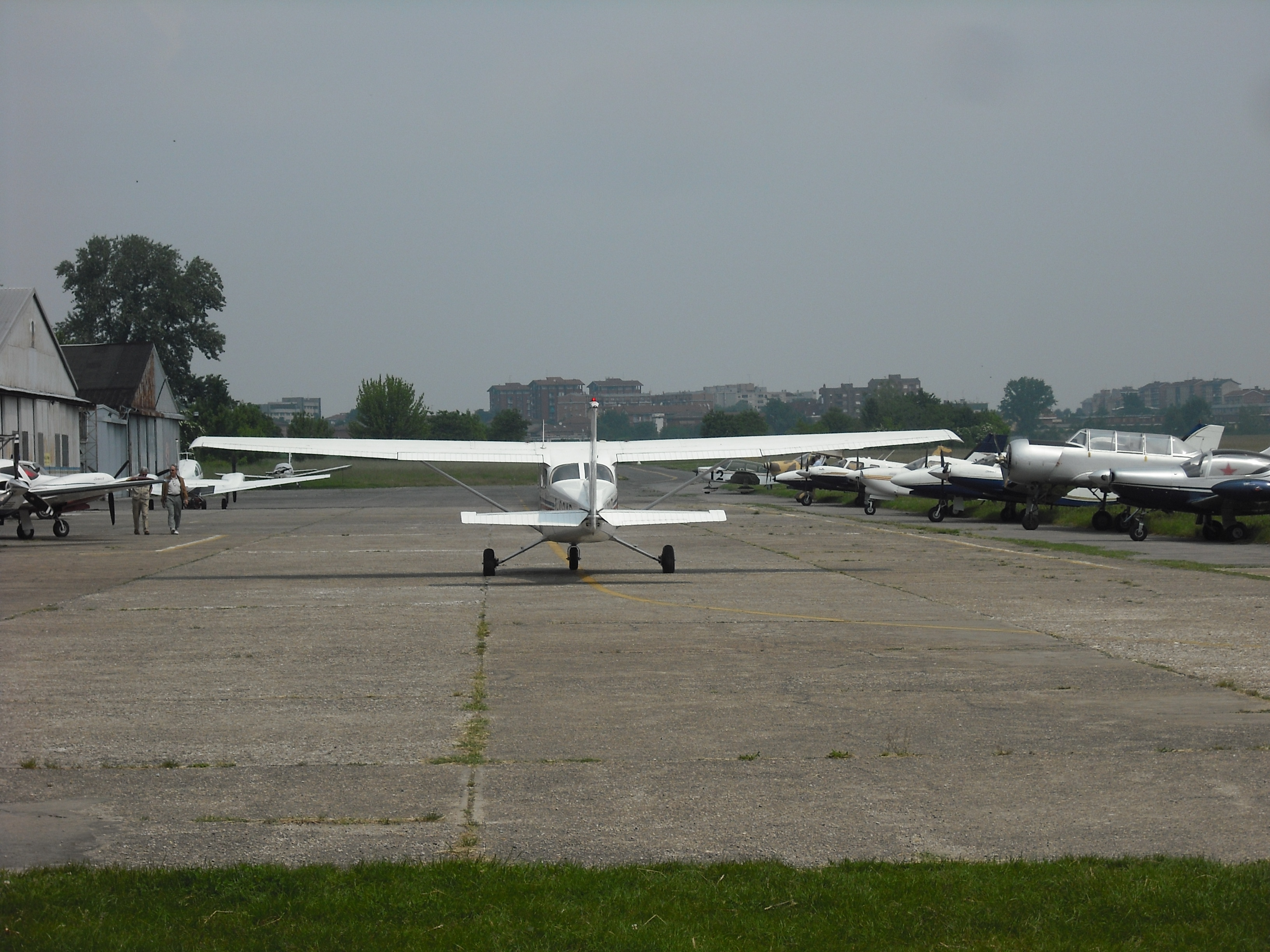 Milano-Bresso airport taxiway